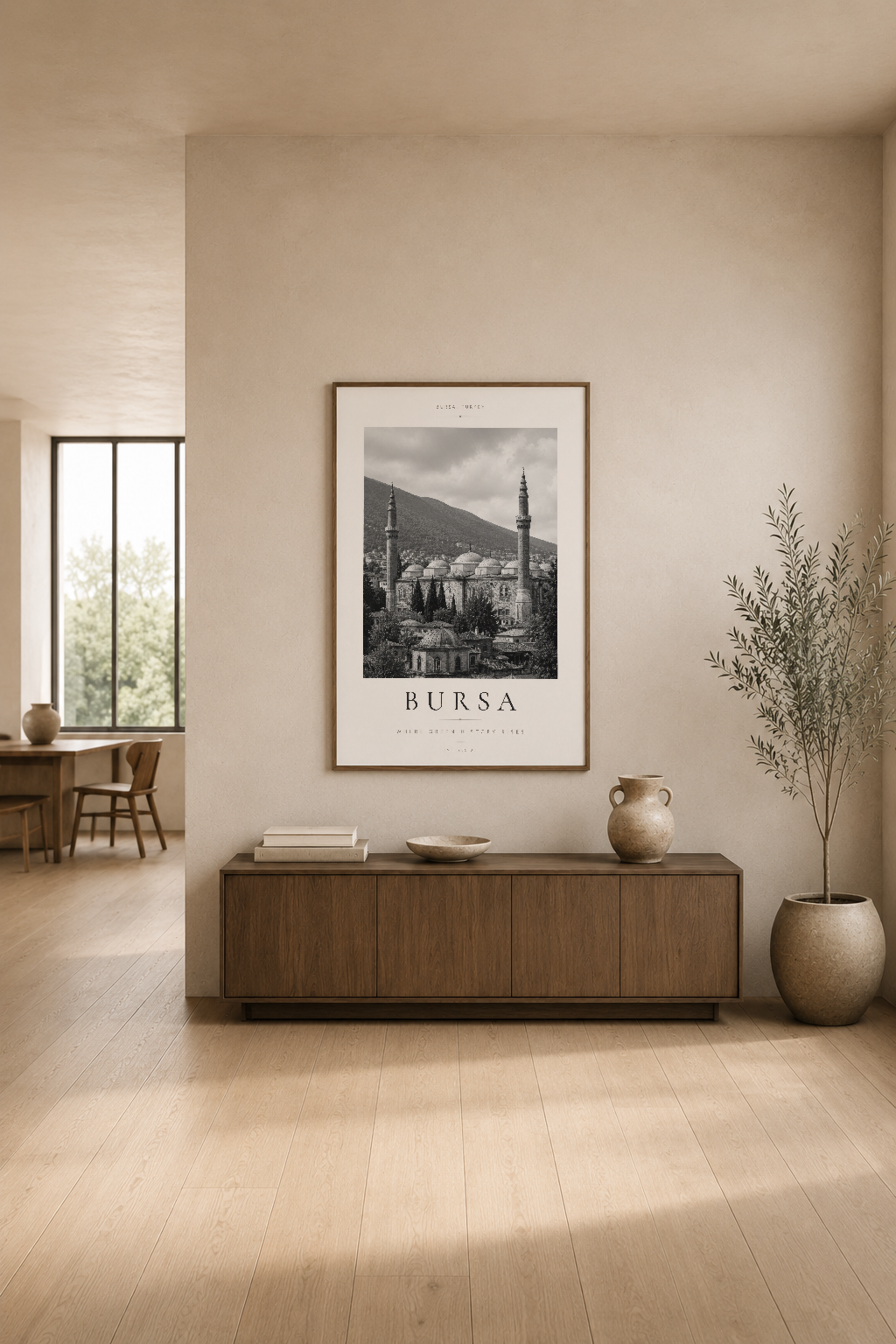 Bursa şehrinin atmosferik görüntüsü, modern oturma odasında konsol üzerinde elegant poster olarak sergileniyor.
