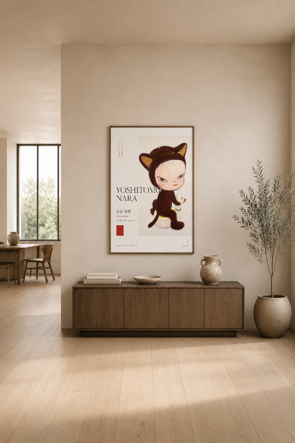 Kedi kostümlü Yoshitomo Nara karakteri, zarif odanın ana duvar dekorasyonu, minimalist iç tasarımda sanat eseri.