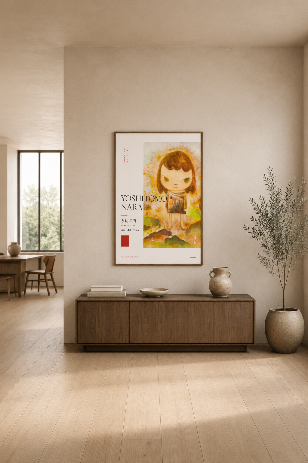 Modern oturma odasında, TV ünitesinin üstünde sergilenen Yoshitomo Nara tasarım posterleri ve doğal ışık.