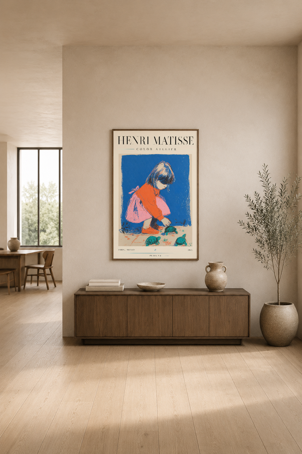 Henri Matisse Color Atelier posterinin canlı renkli komposizyonu, salon duvarında ahşap mobilya üstünde zarif bir şekilde