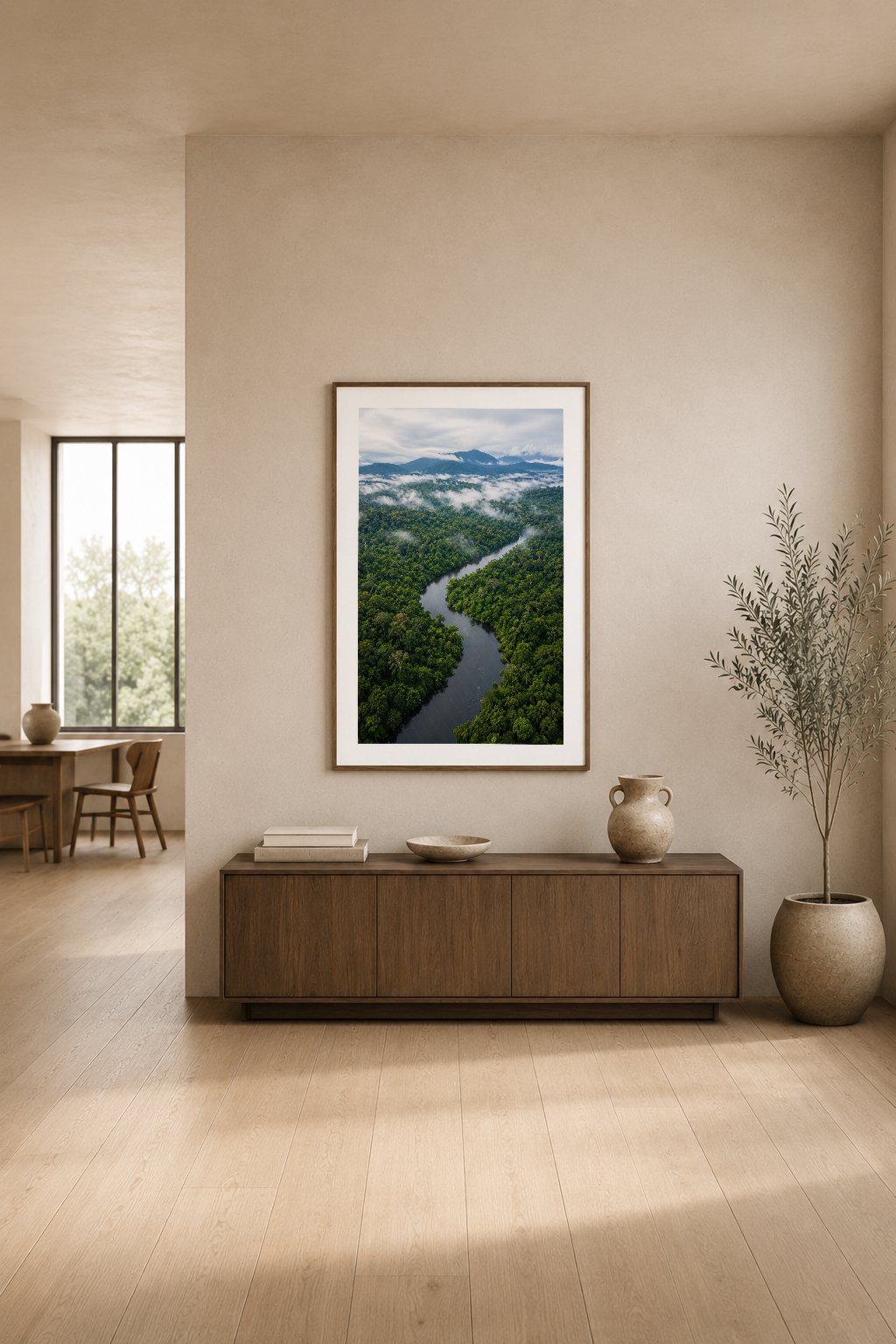 Şık oturma odasında, ahşap mobilye ve dekoratif vazolar yanında sergilenen, nehir manzaralı modern doğa poster tablosu.
