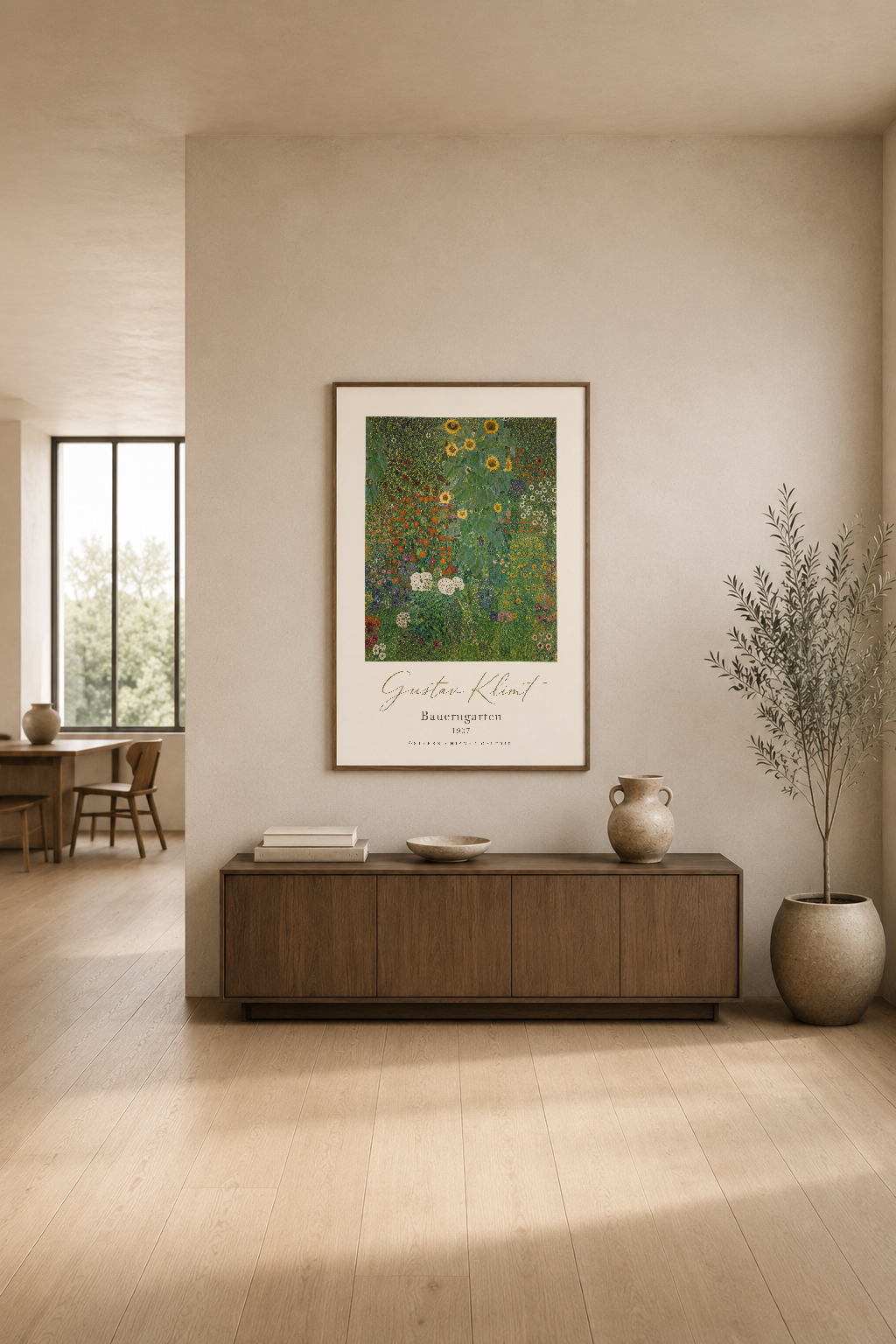 Bahçe temalı Klimt sanat tablosu, minimaliste oturma odasında ahşap mobilya ve doğal ışığın yanında zarif görünüyor.