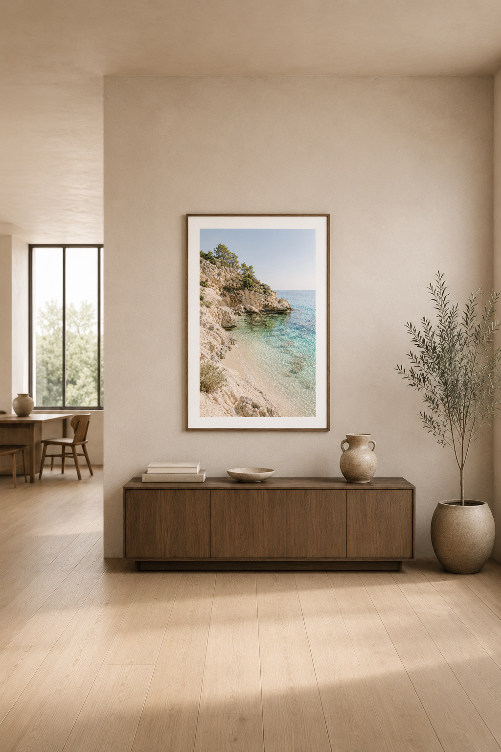 Oturma odasının duvarında, Akdeniz sahilinin berrak sularını gösteren minimalist tablo sergilenmektedir.