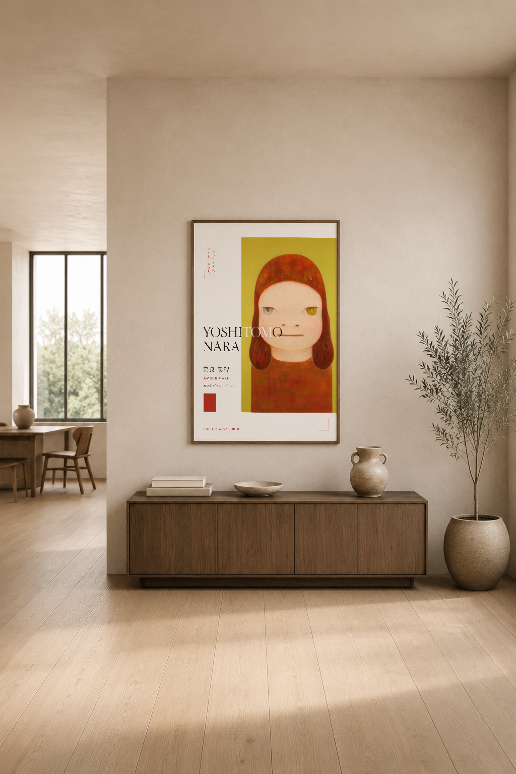 Minimalist oturma odasında, ahşap konsol üstünde asılı modern portre tablosu.