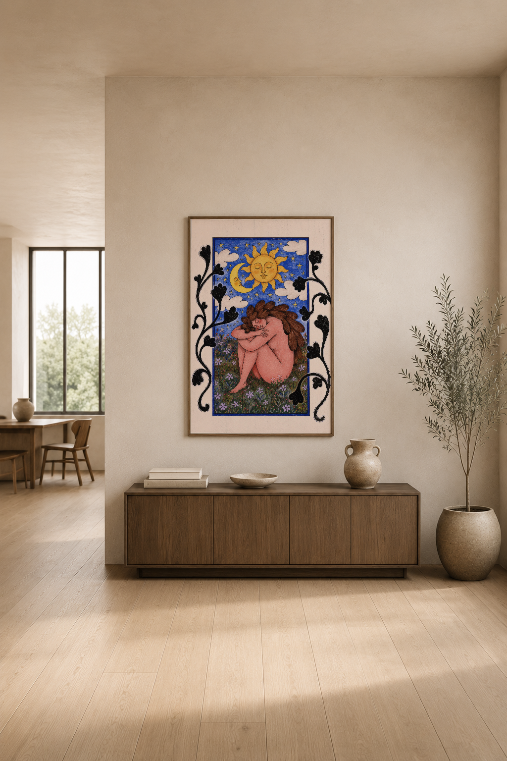 Ay ve güneş temalı sanat tablosu, krem duvarında, ahşap konsol mobilyasının üstündeki modern iç mekanda.