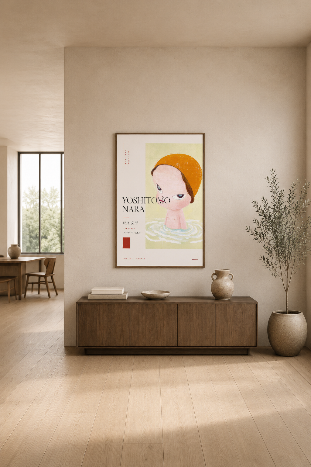 Yoshitomo Nara sergisinin yumuşak estetik posteri, modern oturma odasında ahşap konsol üzerinde sergileniyor.