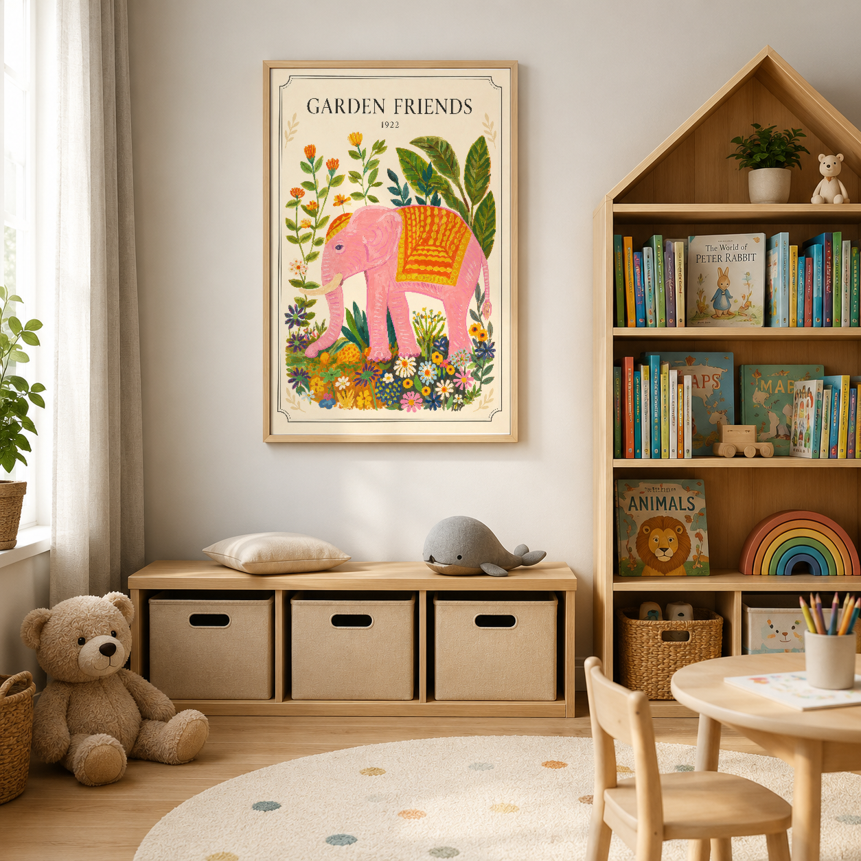 Garden Friends başlıklı renkli fil ilustrasyonu, doğal ahşap çerçeveli duvar tablosu, çocuk odasında.
