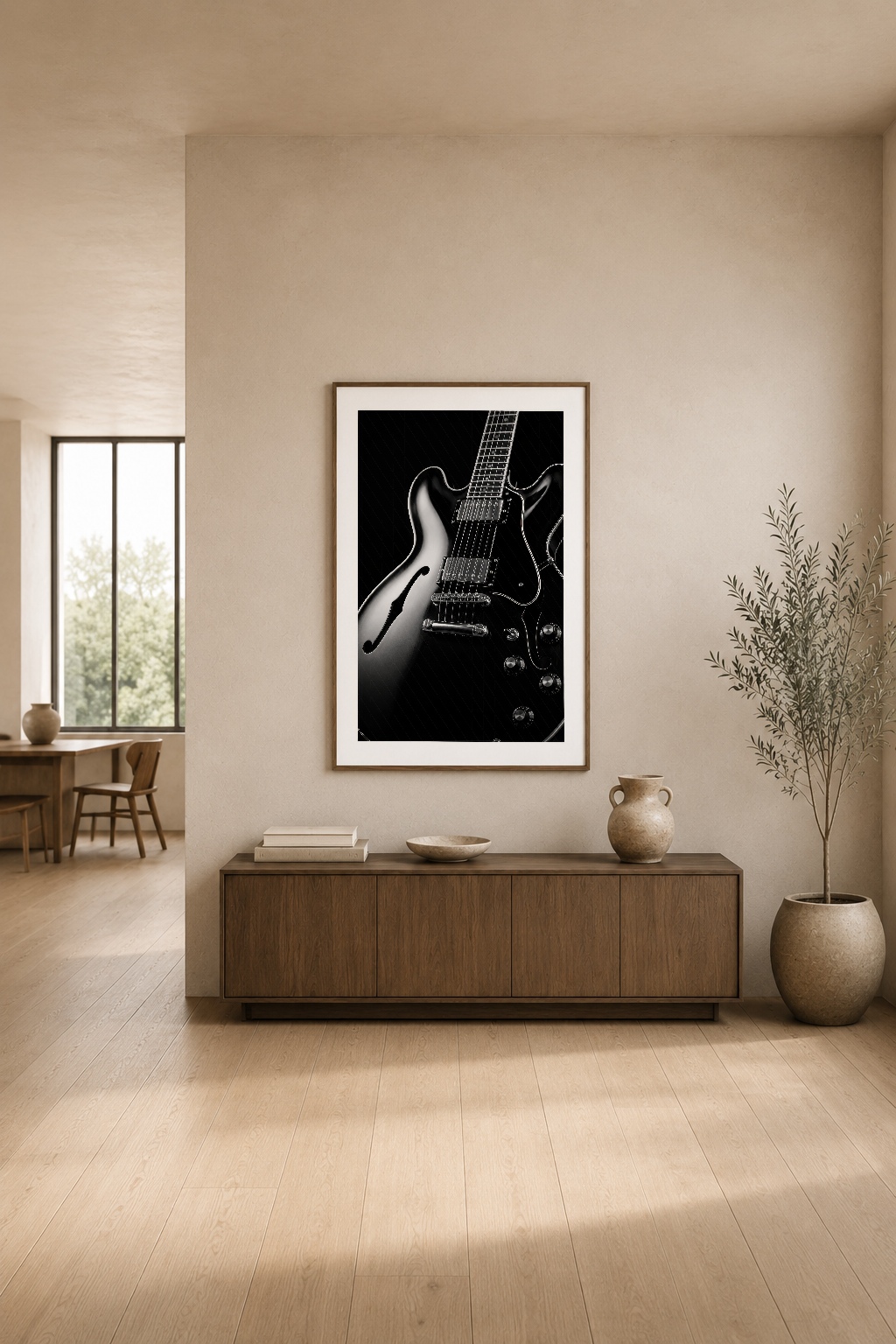 Minimalist oturma odasında gitar sanat tablosu, doğal ışığla dramatik atmosfer yaratıyor.