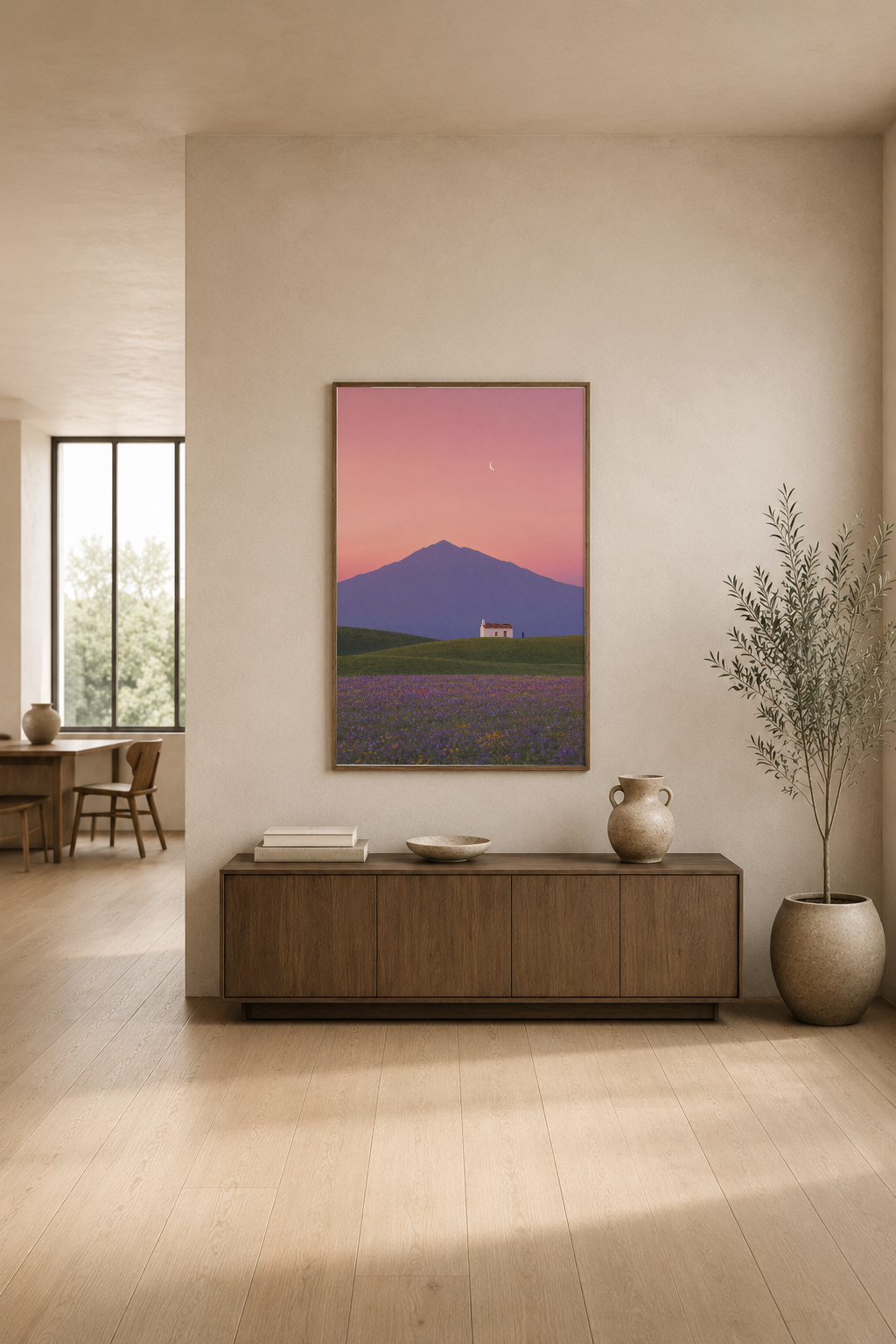 Pembe gökyüzü altında yalnız bir evi ve lav tarlasını tasvir eden minimalist peyzaj tablosu, modern oturma alanında.