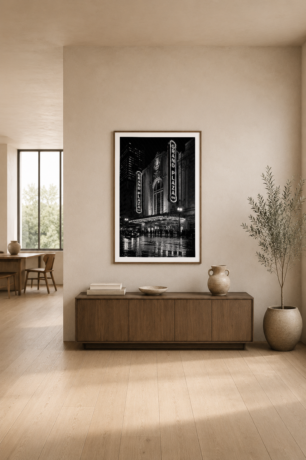 Işıltılı Grand Plaza tiyatro sahnesi, minimalist oturma odasının kontur dolabı üzerinde asılı, nötr tonlarla.