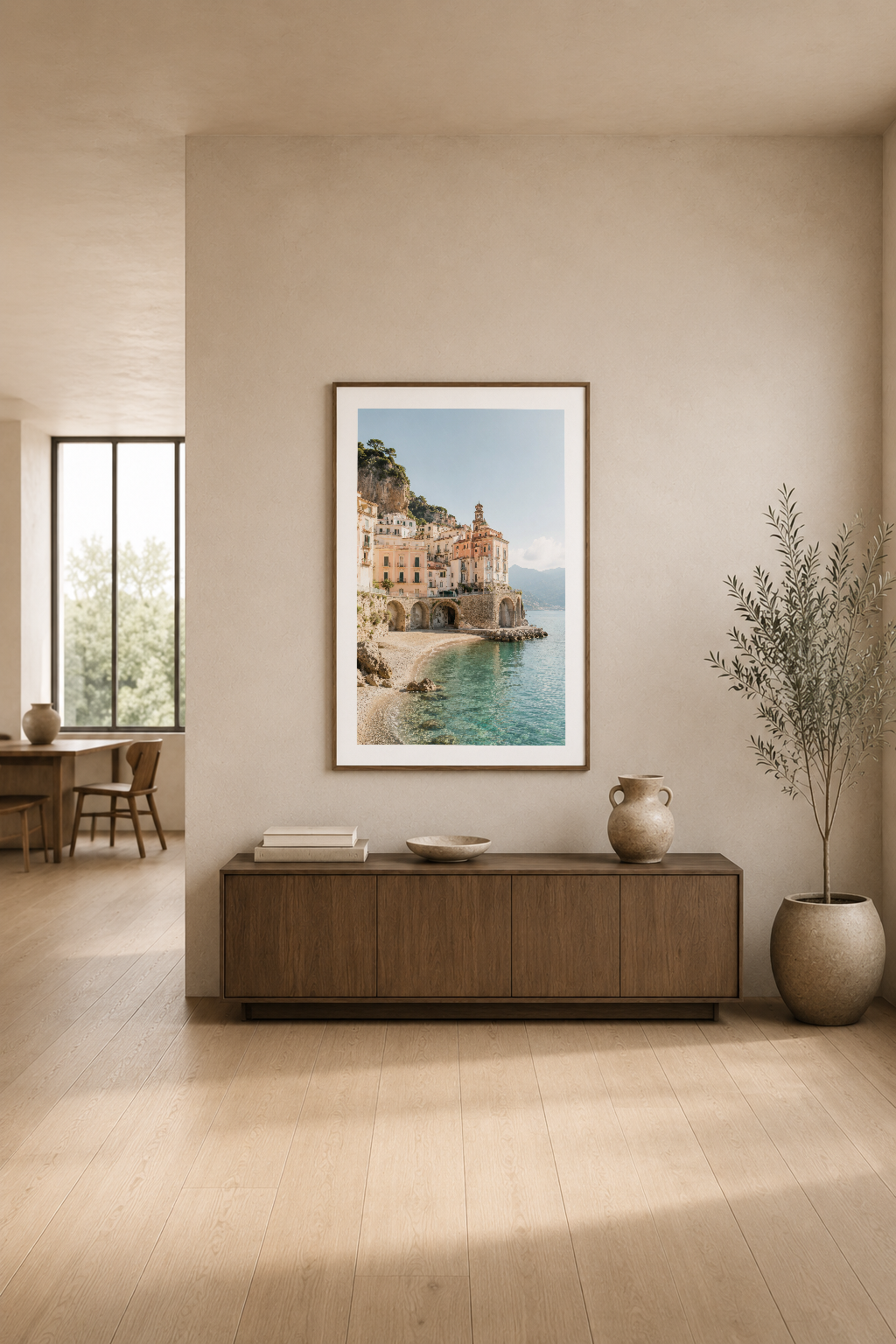 Turkuaz deniz manzarasını tasvir eden coastal poster, açık oturma alanının merkez dekorasyonu.