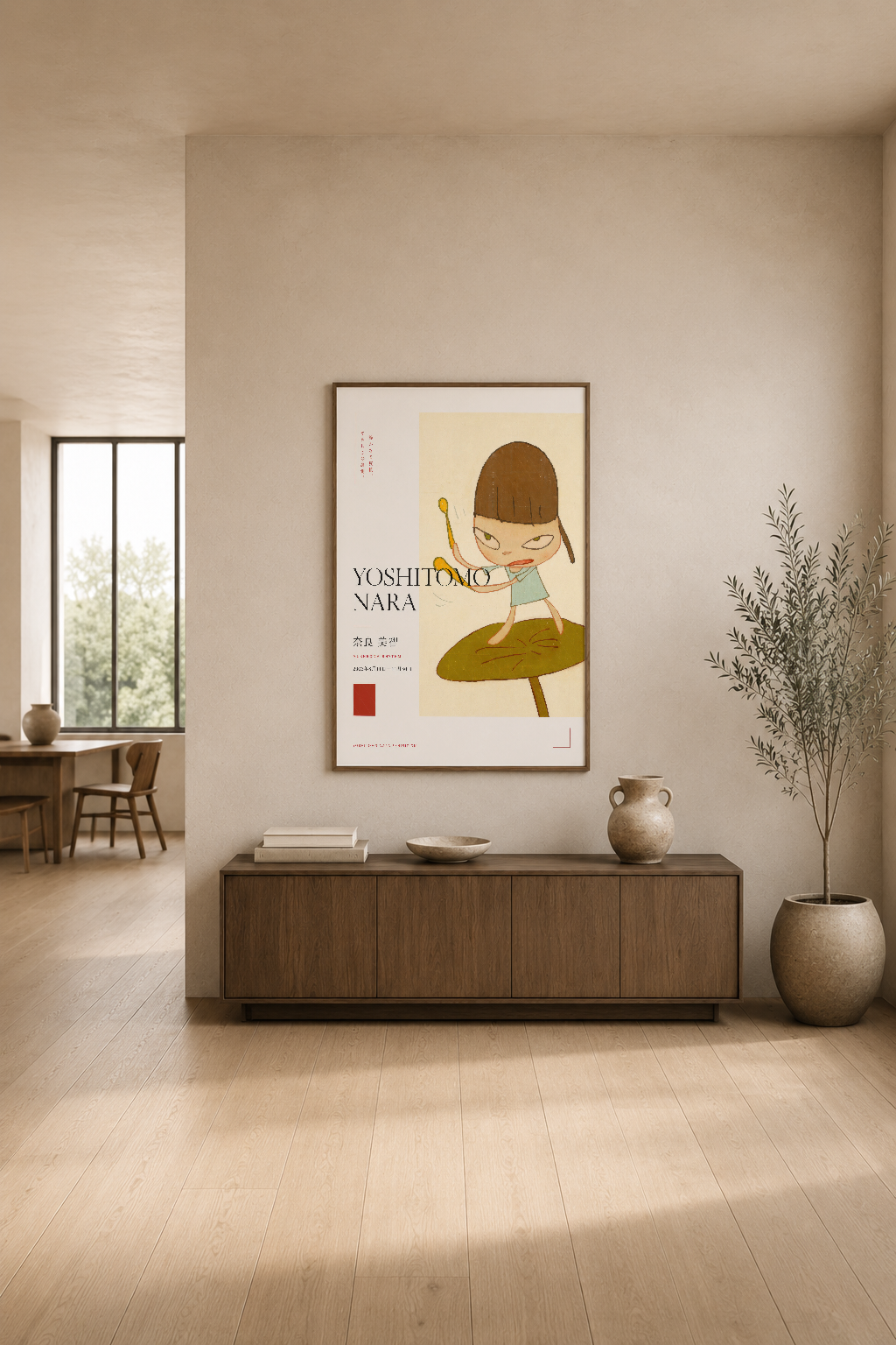 Yoshitomo Nara tablosu, nötr tonlardaki modern oturma odasının duvarında asılı olarak sergileniyor.