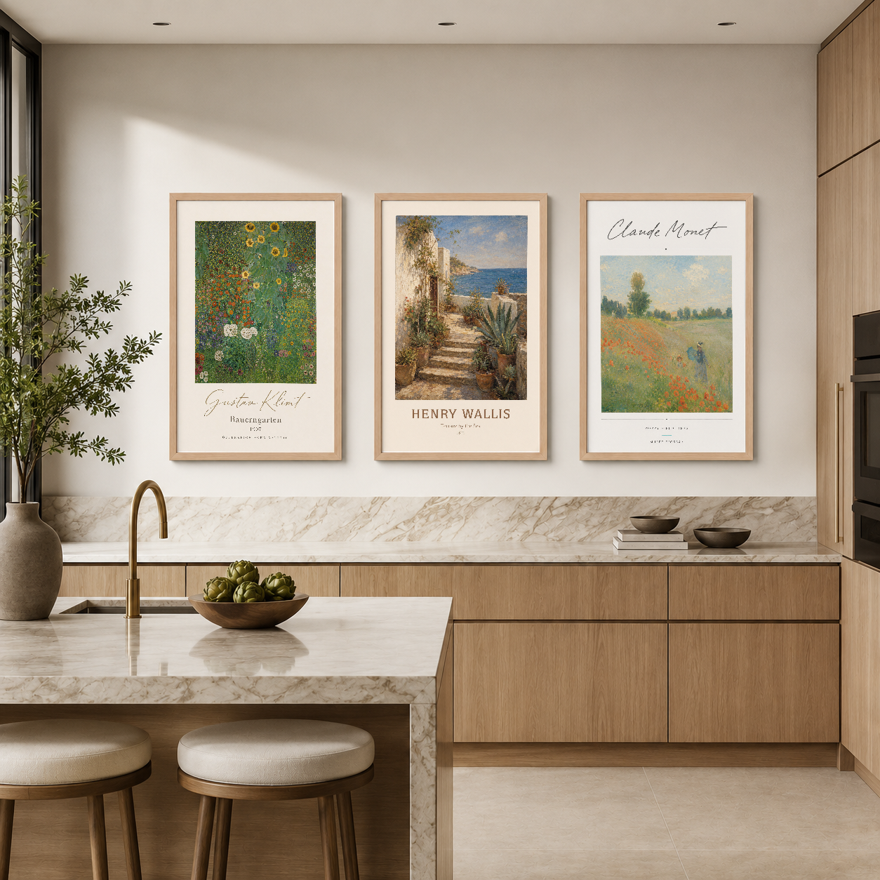 Klasik Avrupa sanatçılarının eserlerini içeren üç parçalı poster koleksiyonu, modern mutfak tasarımının duvarında görkemli