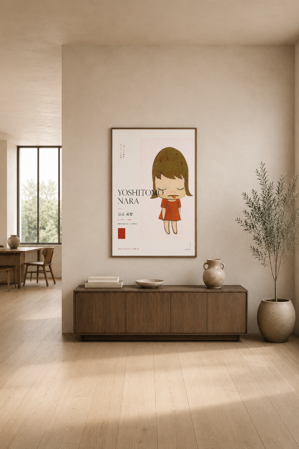 Kızıl elbiseli kız karakterinin resmedildiği Yoshitomo Nara tablosu, modern oturma odasının merkezinde duvarı süslüyor.