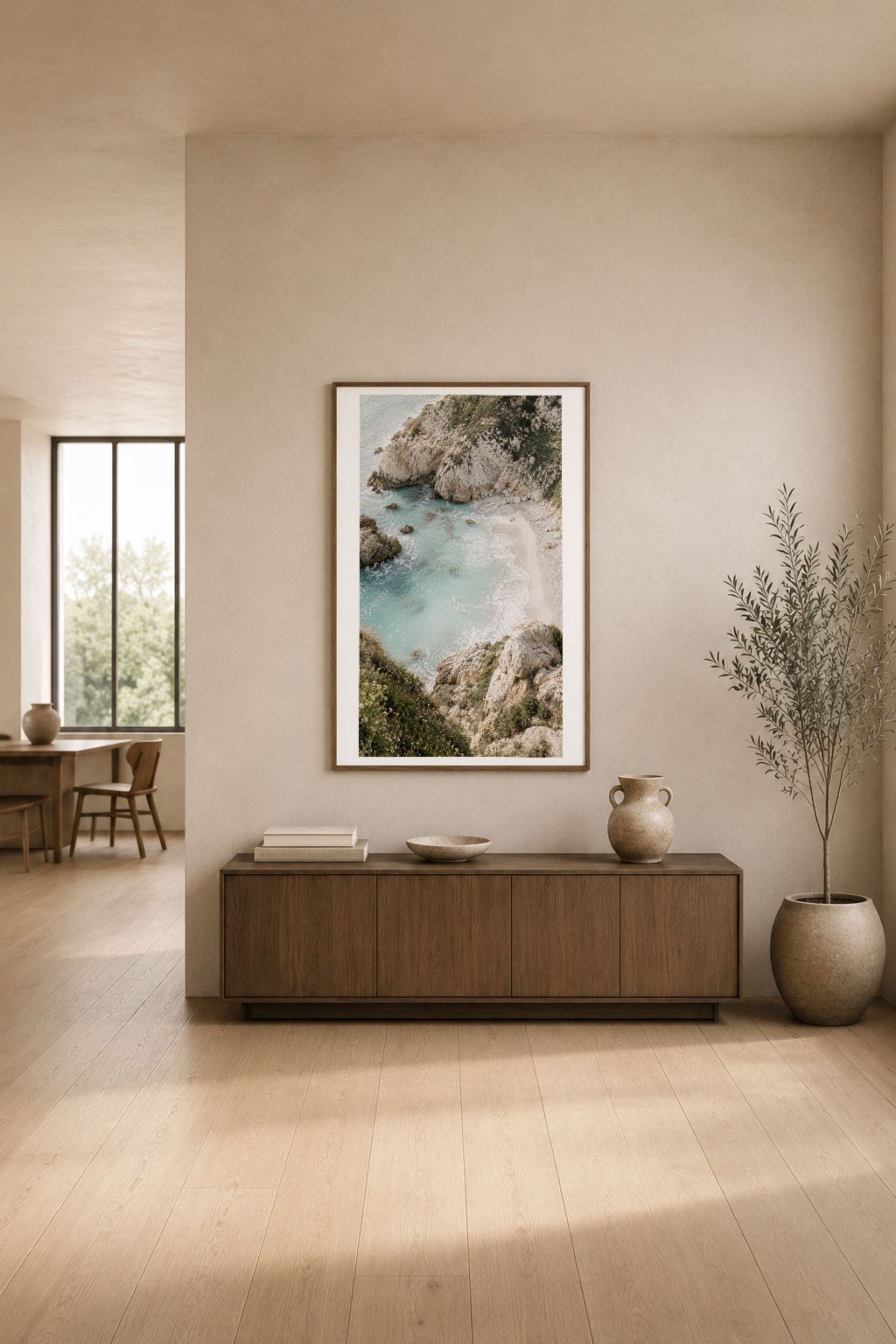 Kristal berraklığındaki plaj sahnesinin yer aldığı portre formatı poster, modern oturma alanında şıklıkla sergilendi.