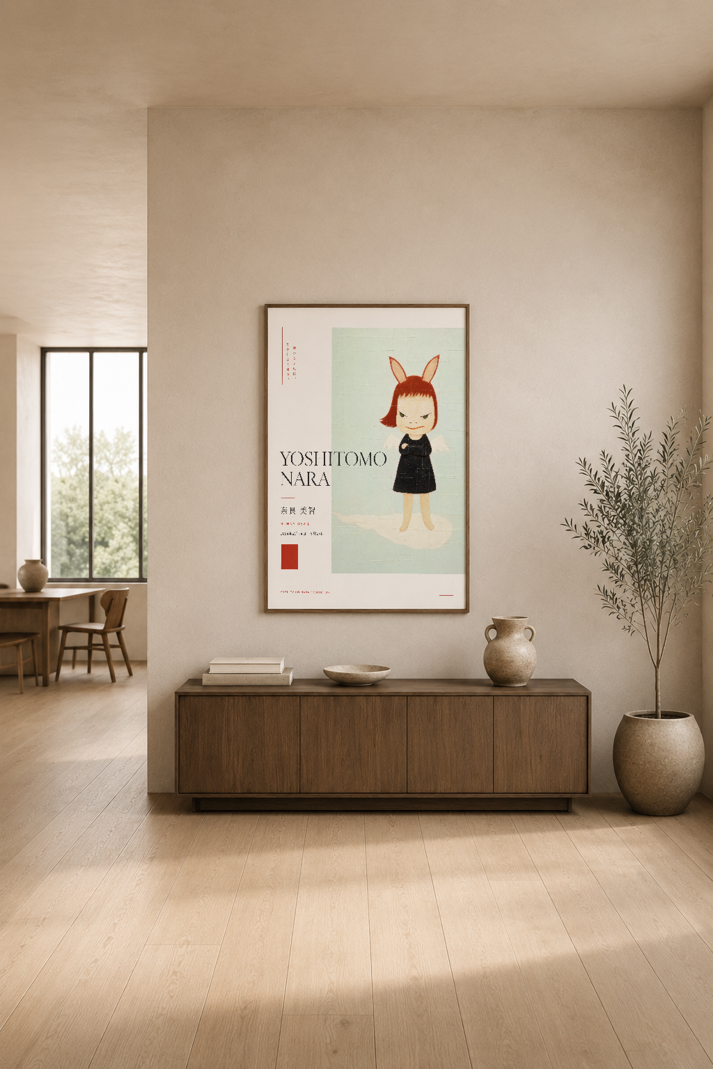 Nara Yoshitomo'nun ikonik kırmızı saçlı karakteri, modern oturma odasının ahşap konsolu üstünde