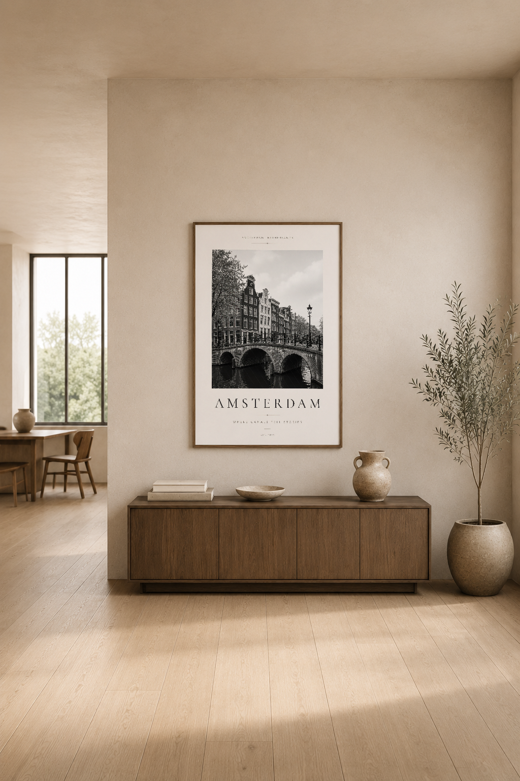 Amsterdam kanalları posteri, modern oturma odasında ahşap konsolün üzerinde asılı durumdadır.