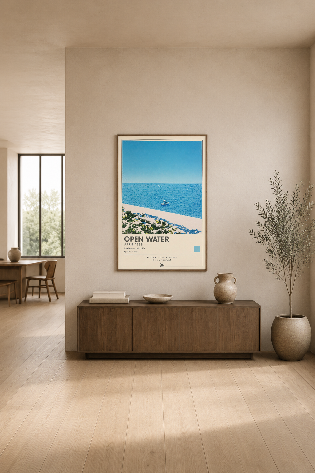 Deniz manzaralı retro poster, modern ahşap mobilyayla dekore edilmiş, ışık dolu oturma alanında serenite yayıyor.