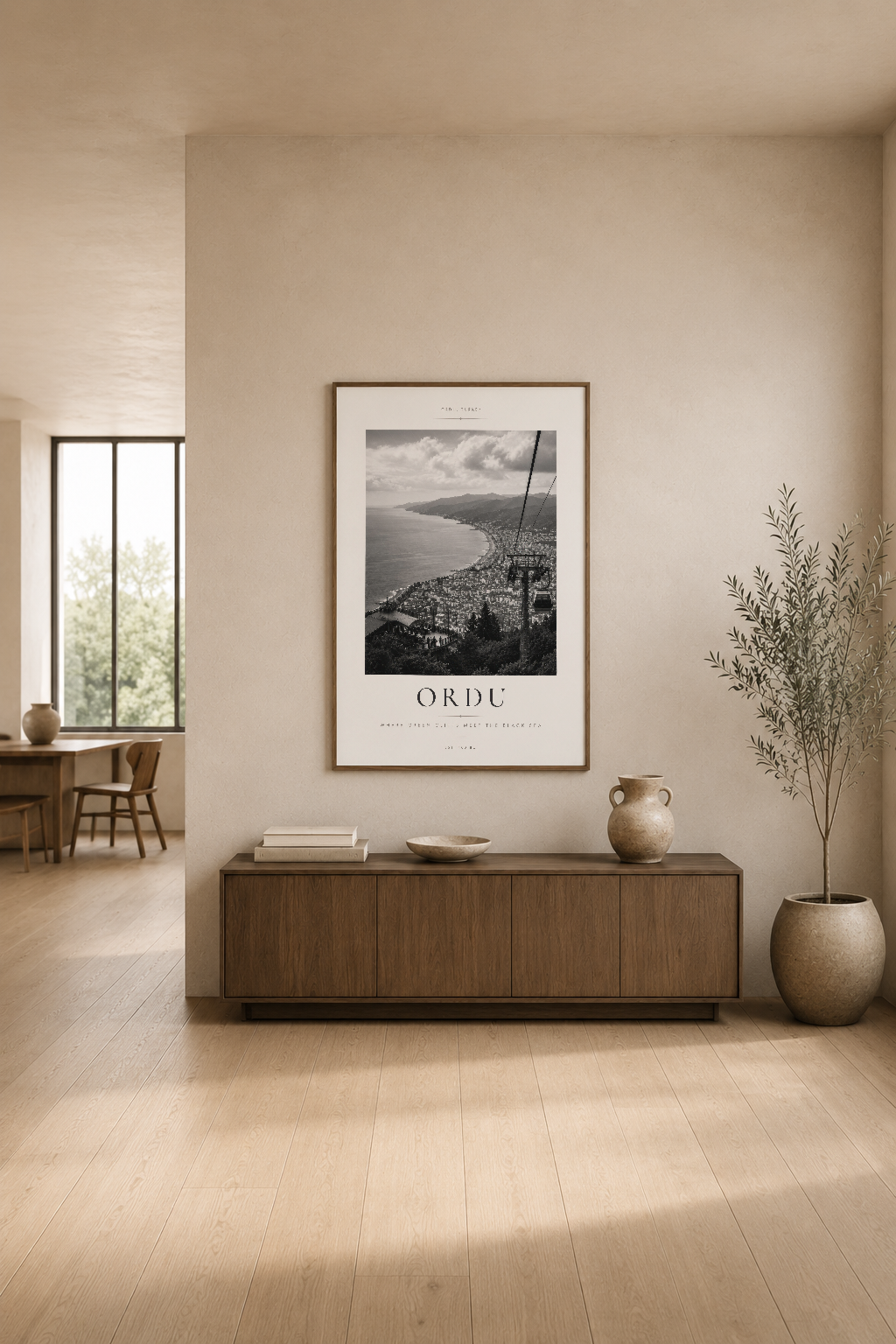 Ordu'nun kıyı manzarasını sunan şık poster, modern oturma odasında ahşap dresuar üstünde.