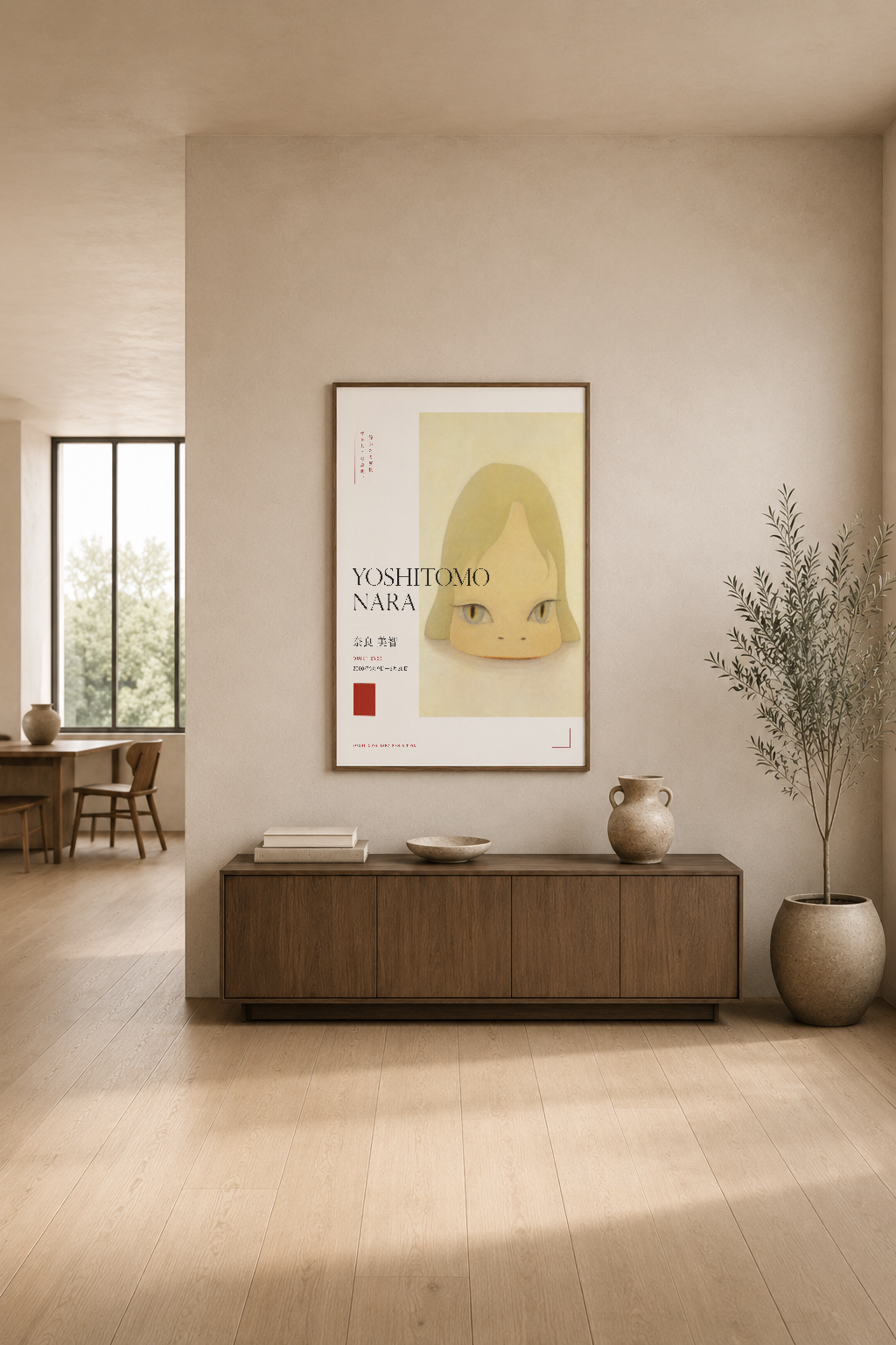 Yoshitomo Nara tablosu, modern oturma odasında ahşap konsol üstünde asılı, cümleler ve kırmızı aksent detaylı sanat eseri.