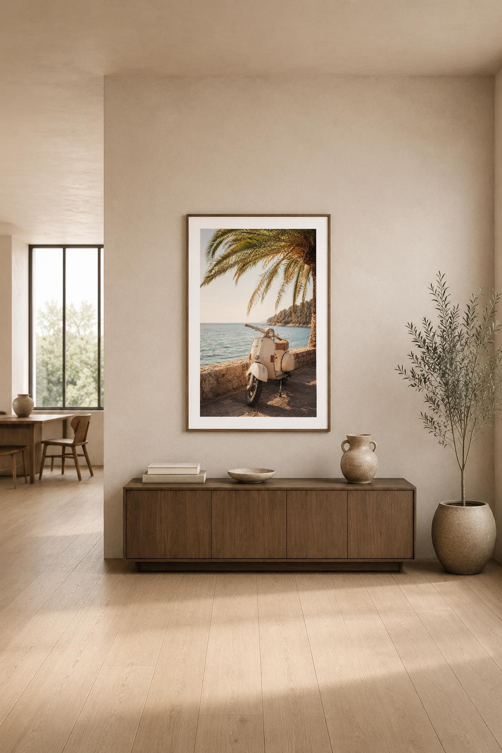 Sakin deniz manzarasında klasik scooter motifli duvar tablosu, minimalist modern oturma alanında.