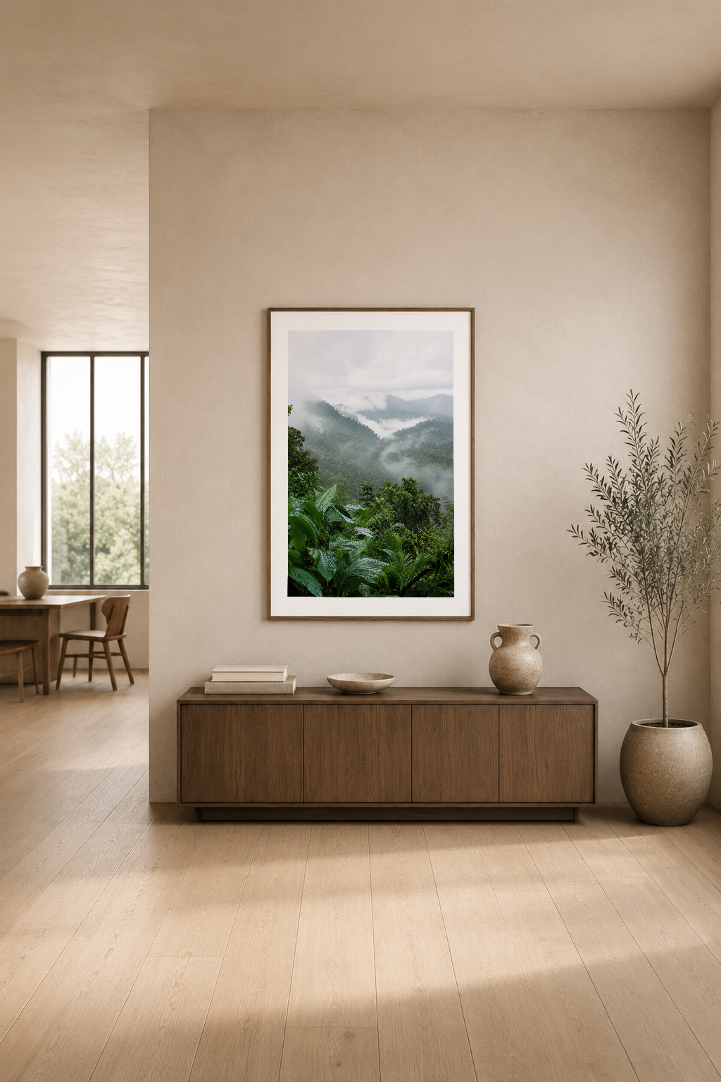 Yeşil orman ve bulutlu dağ görünümü, modern salon dekorasyonunda ahşap konsol üstünde asılı.