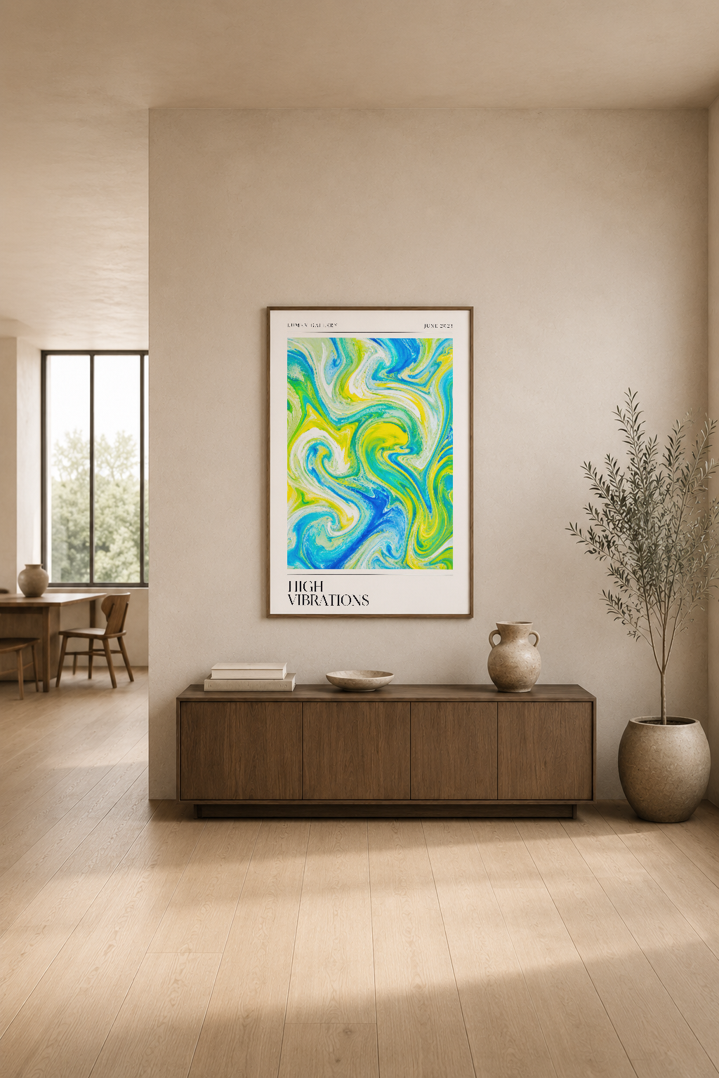 Modern oturma alanında sarı ve mavi tonlarında dinamik geometrik sanat eseri, minimalist iç tasarımı.