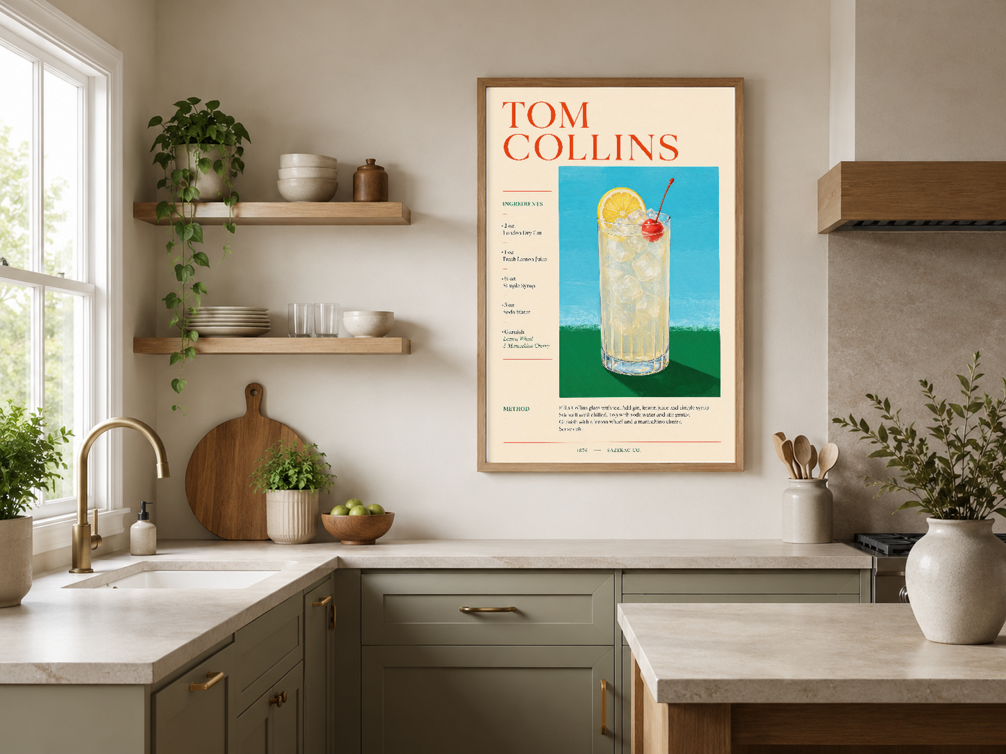 Tom Collins resepte posteri, ahşap çerçevede, nötr dekorasyonlu şık mutfak ortamında.
