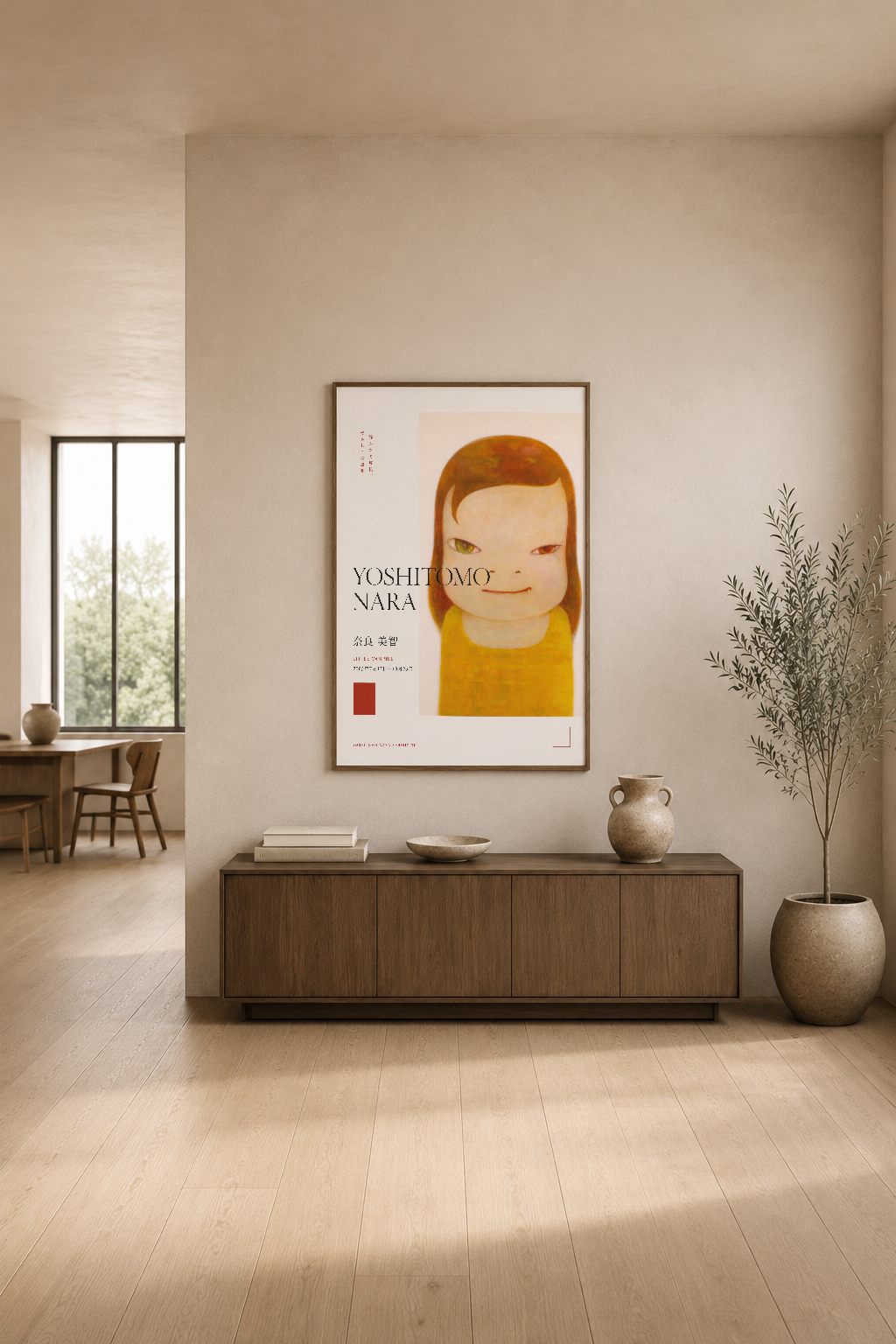 Yoshitomo Nara sanat tablosu, ahşap konsol üzerinde, ılık ışık ve bitki dekoru ile yaşam alanında.