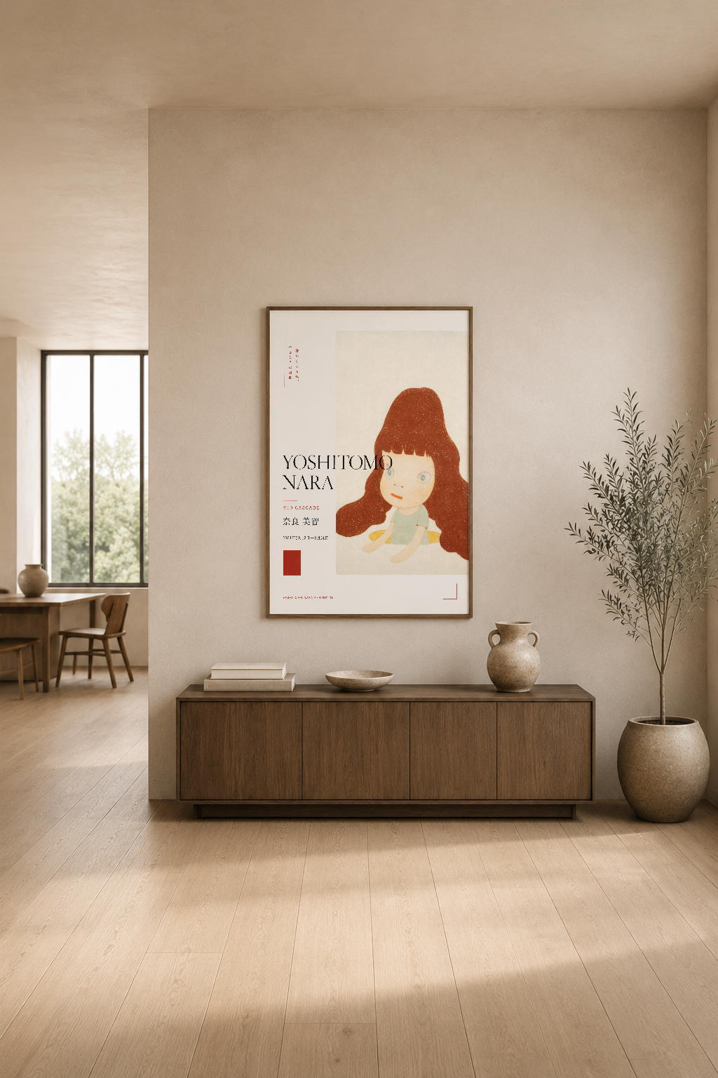 Narin kızıl saçlı figür ve tipografik detaylarla tasarlanan sanat posteri, ahşap mobilya ve doğal ışığın uyumlu olduğu modern
