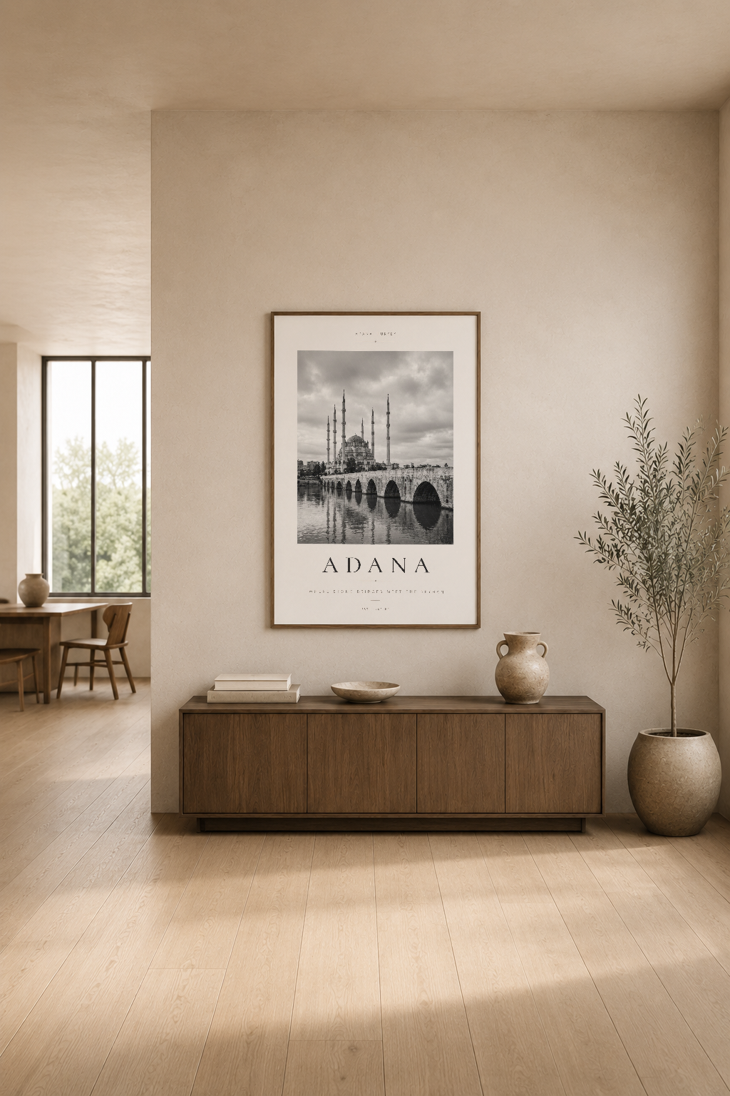 Adana şehir manzarası posteri, modern oturma odasının ahşap konsol üstüne asılmış, minimalist dekorasyonla tamamlanmış.