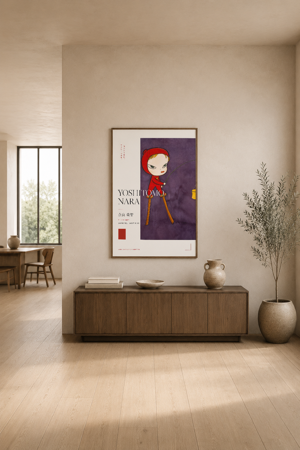 Yoshitomo Nara imzalı sanat tablosu, modern yaşam odasında ahşap konsol üzerinde asılı.