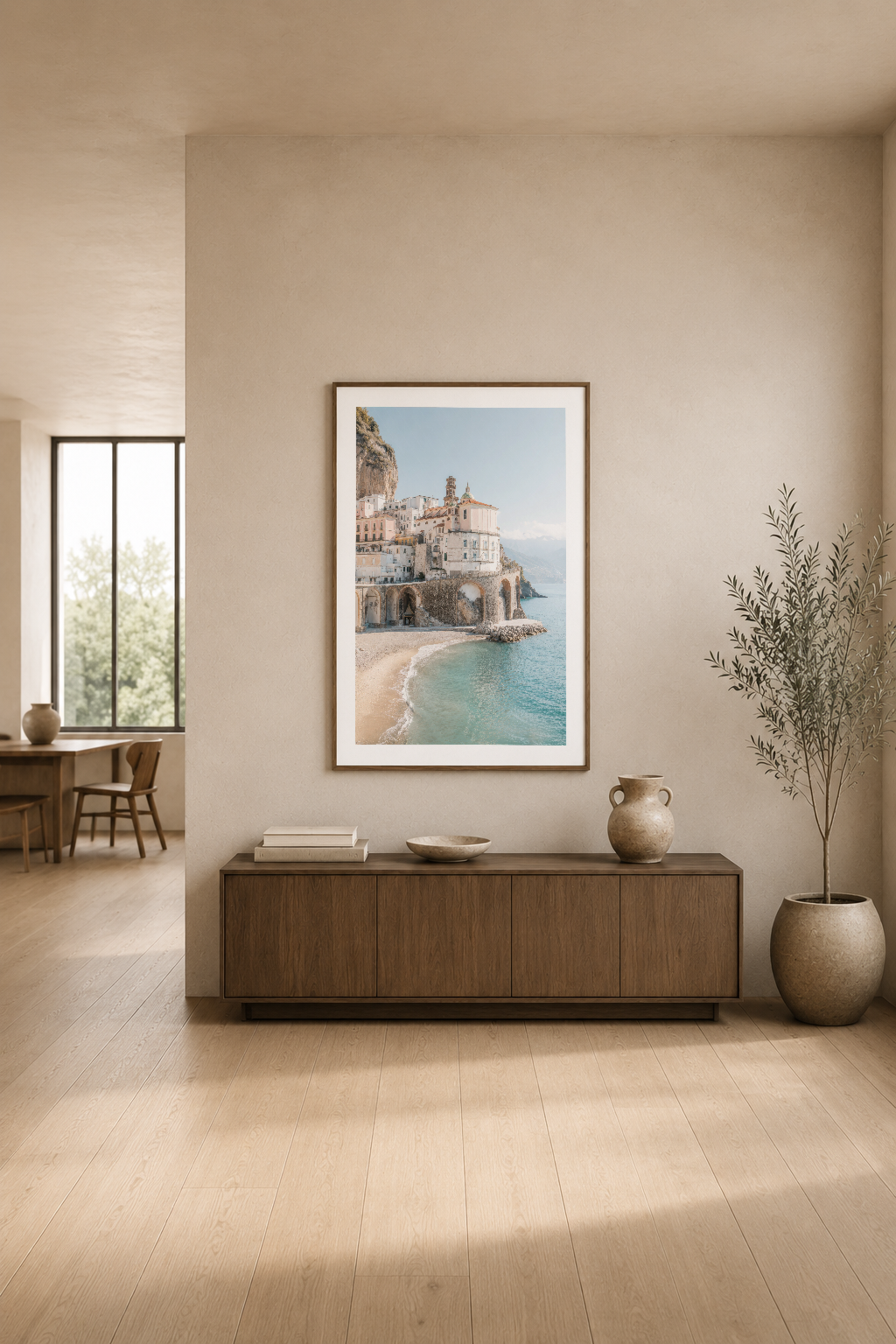 Turkuaz denizi ve tarihî yapıların yer aldığı Amalfi Sahili tasvirli poster, modern oturma odasının duvarını süslüyor.