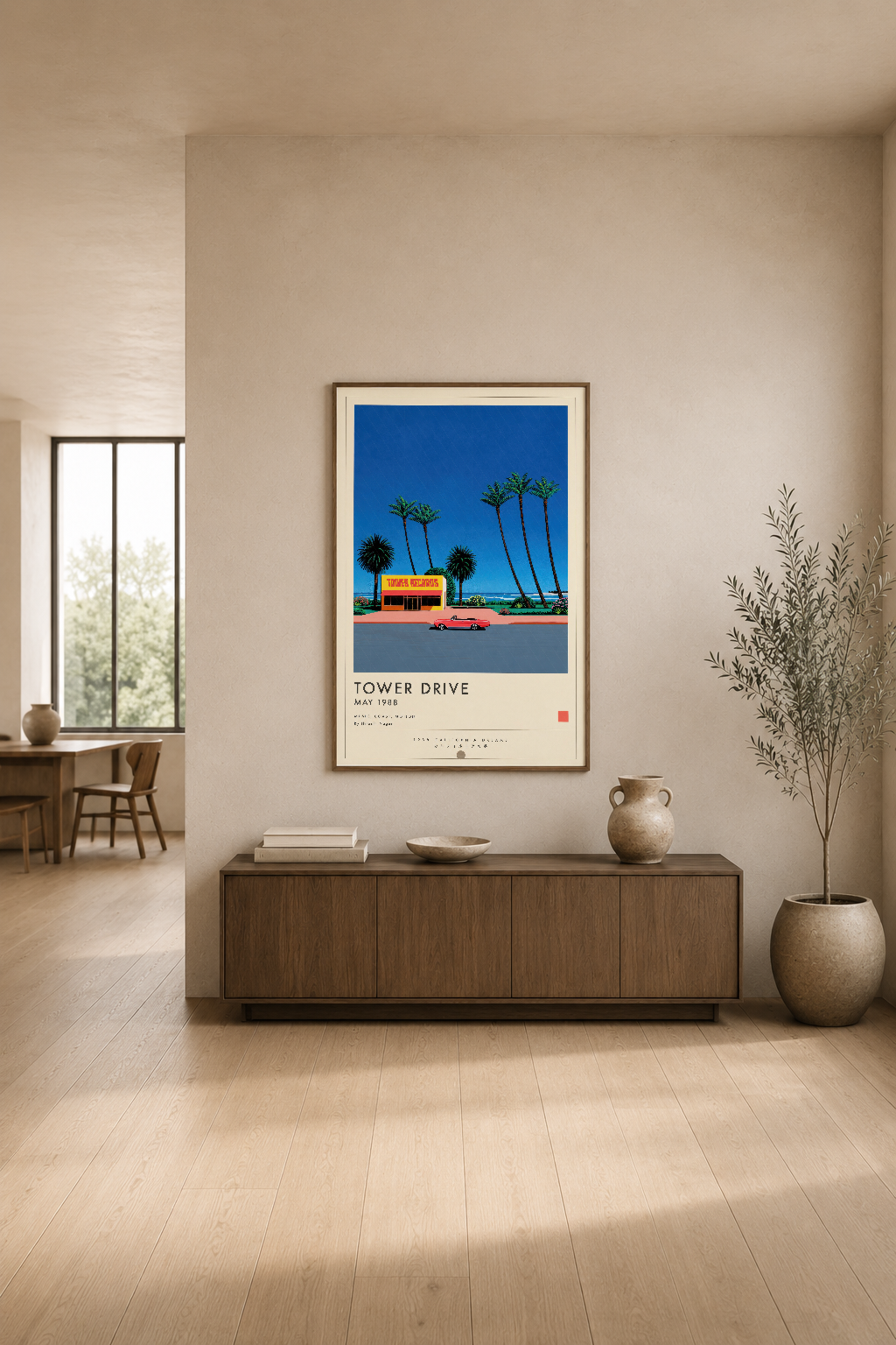 Renkli Tower Drive posteri, mavi gökyüzü ve palmiye ağaçlarıyla modern oturma odasında duvar sanatı.