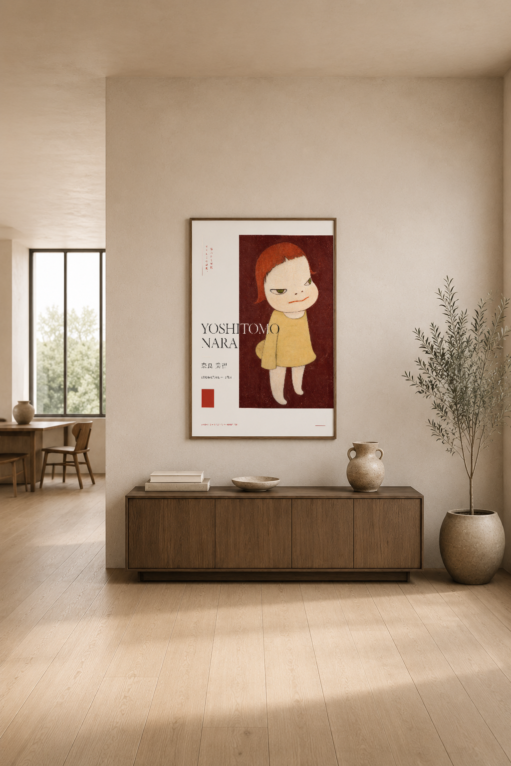 Yoshitomo Nara imzalı poster, mermer konsol üzerine, modern oturma alanında duvar dekorasyonu olarak sergilenmekte.
