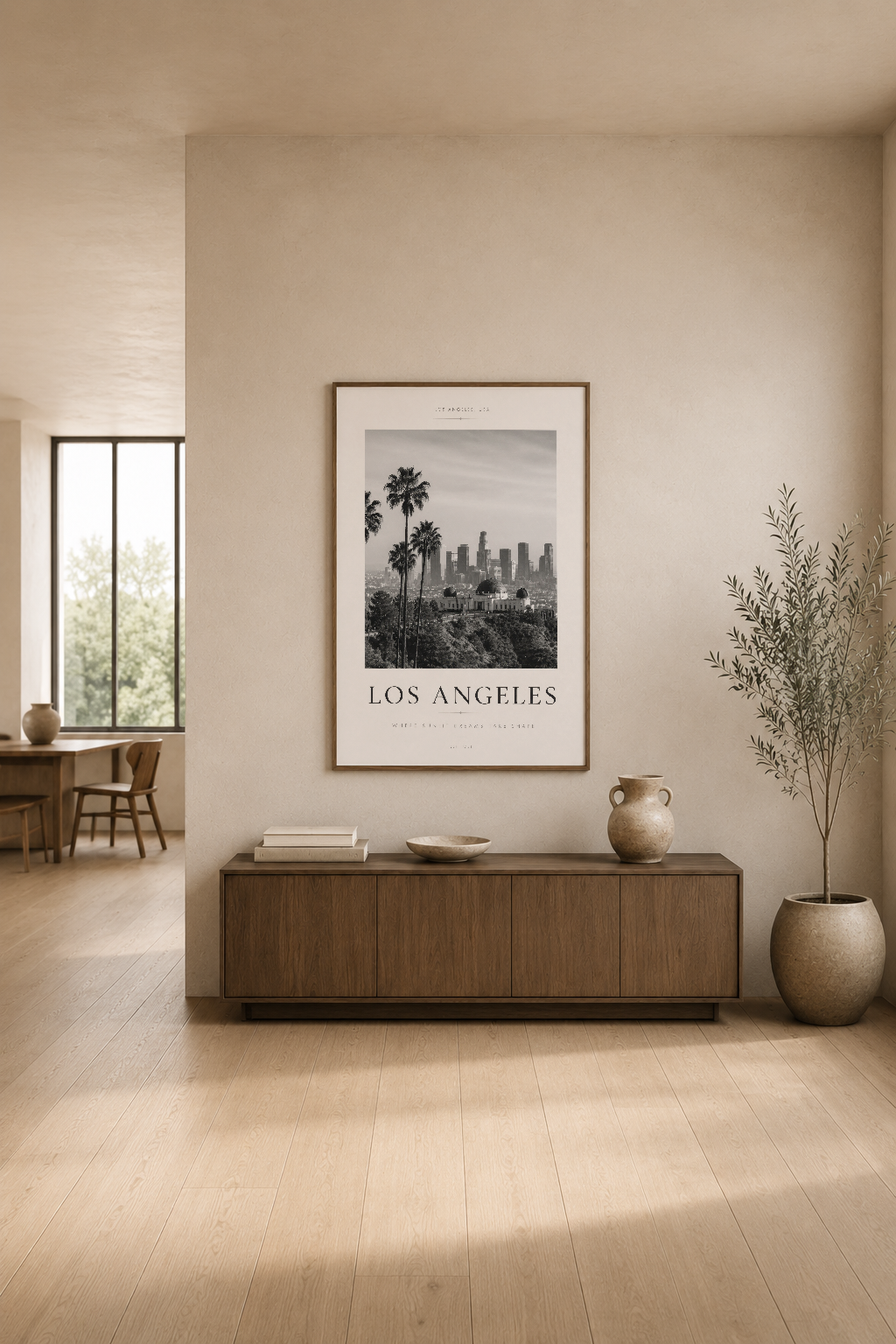 Modern oturma odasının duvarında, palm ağaçları ve Los Angeles skyline fotoğrafı ile şık bir tasarım posteri.