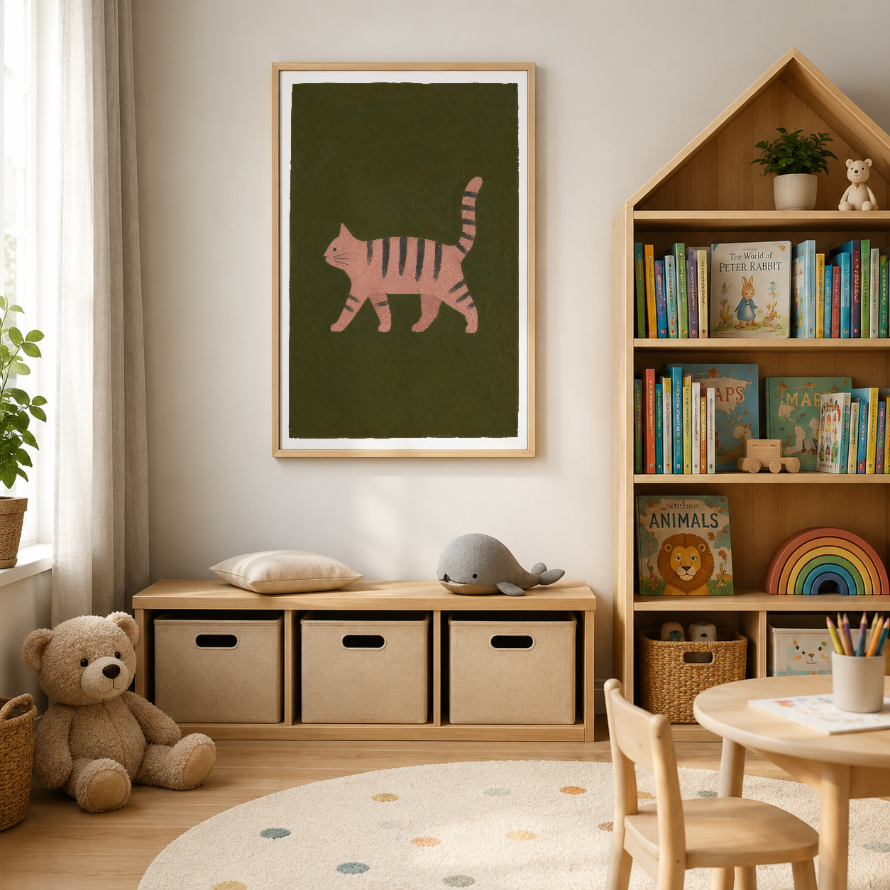 Yürüyen pembe tabby kedi deseni modern çocuk odasında kitaplıkların arasında yeşil posterler.