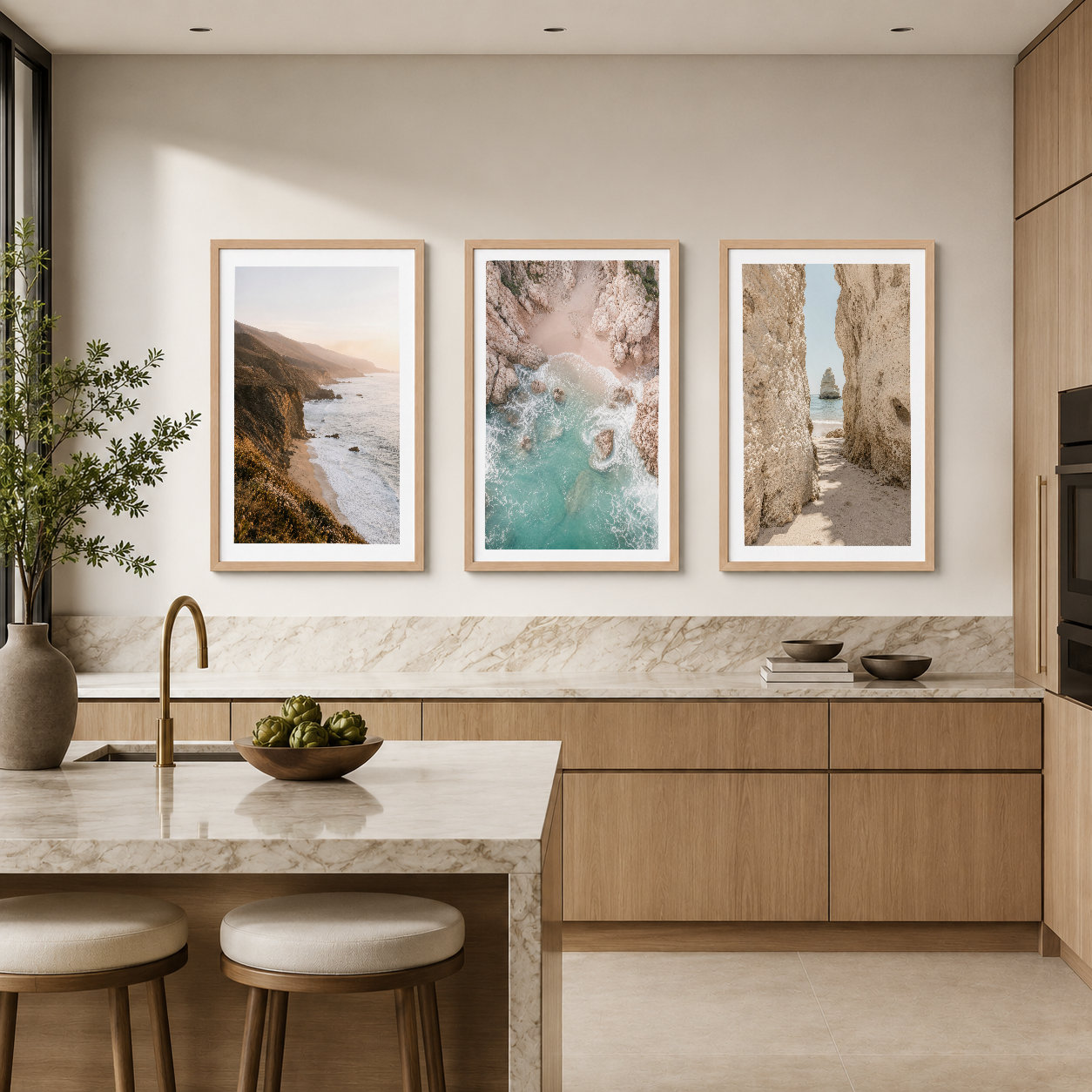 Doğal ve deniz peyzajı motifleriyle tasarlanmış üç parçalı tablo seti, minimalist mutfak tezgahının üzerinde dekoratif