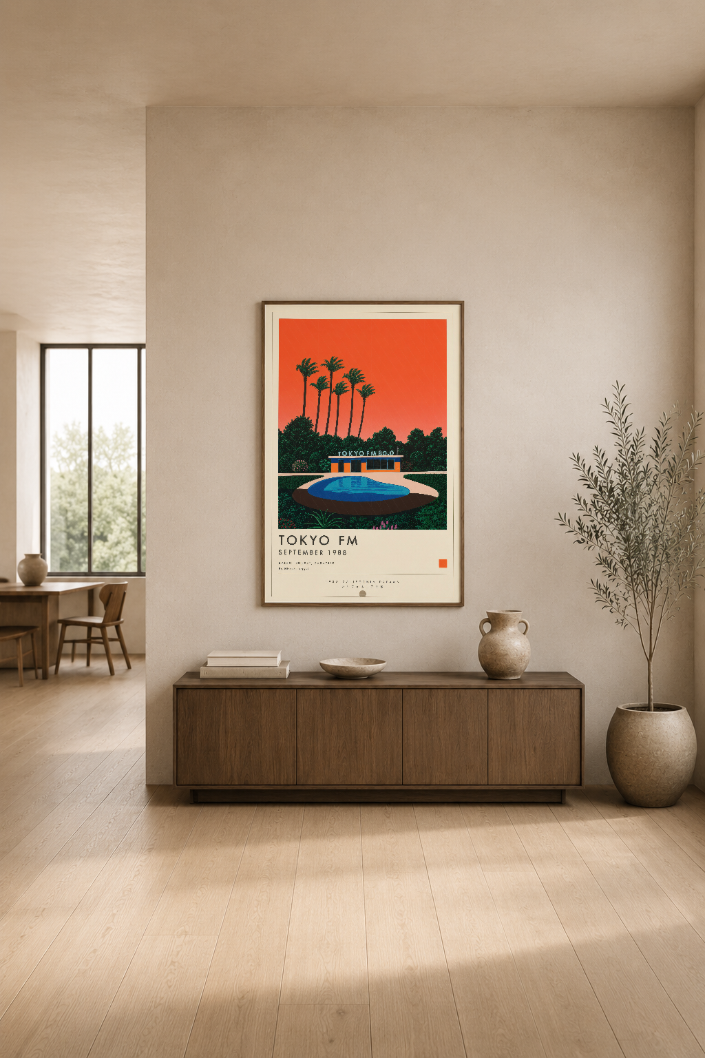 Tokyo FM 1988 posterinin cesur renkleri ve retro tasarımı, modern oturma odasının nötr duvarında odak noktası oluşturuyor.