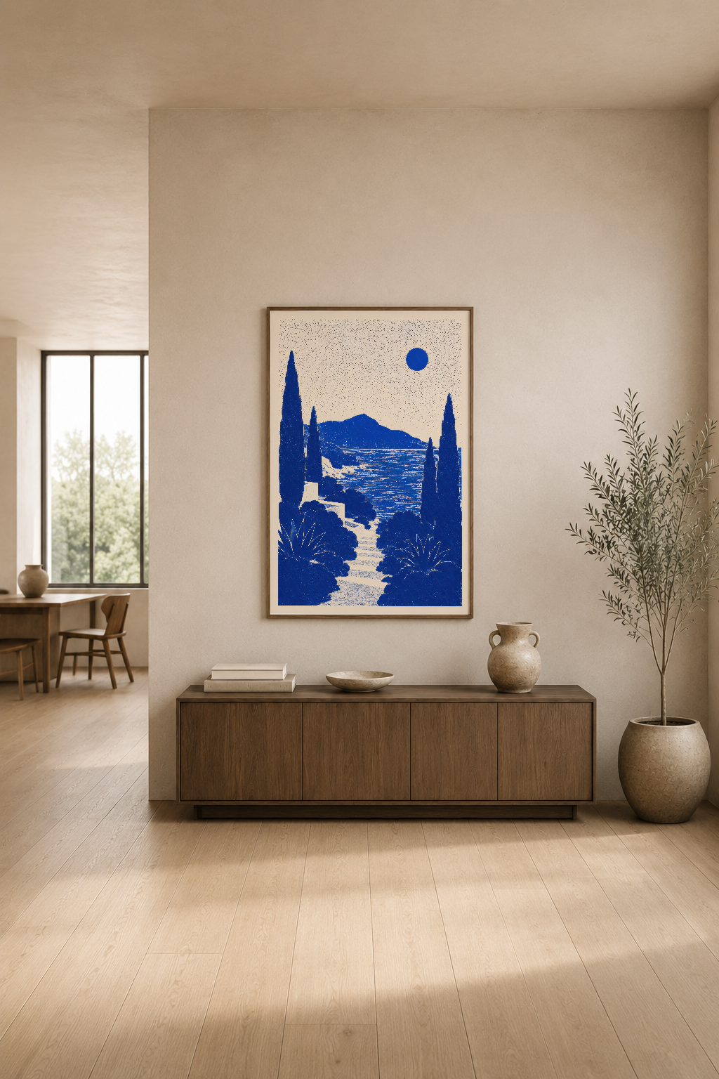 Modern minimalist oturma odasında, koyu mavi Akdeniz peyzaj tablosu, zarif duvar dekorasyonu.