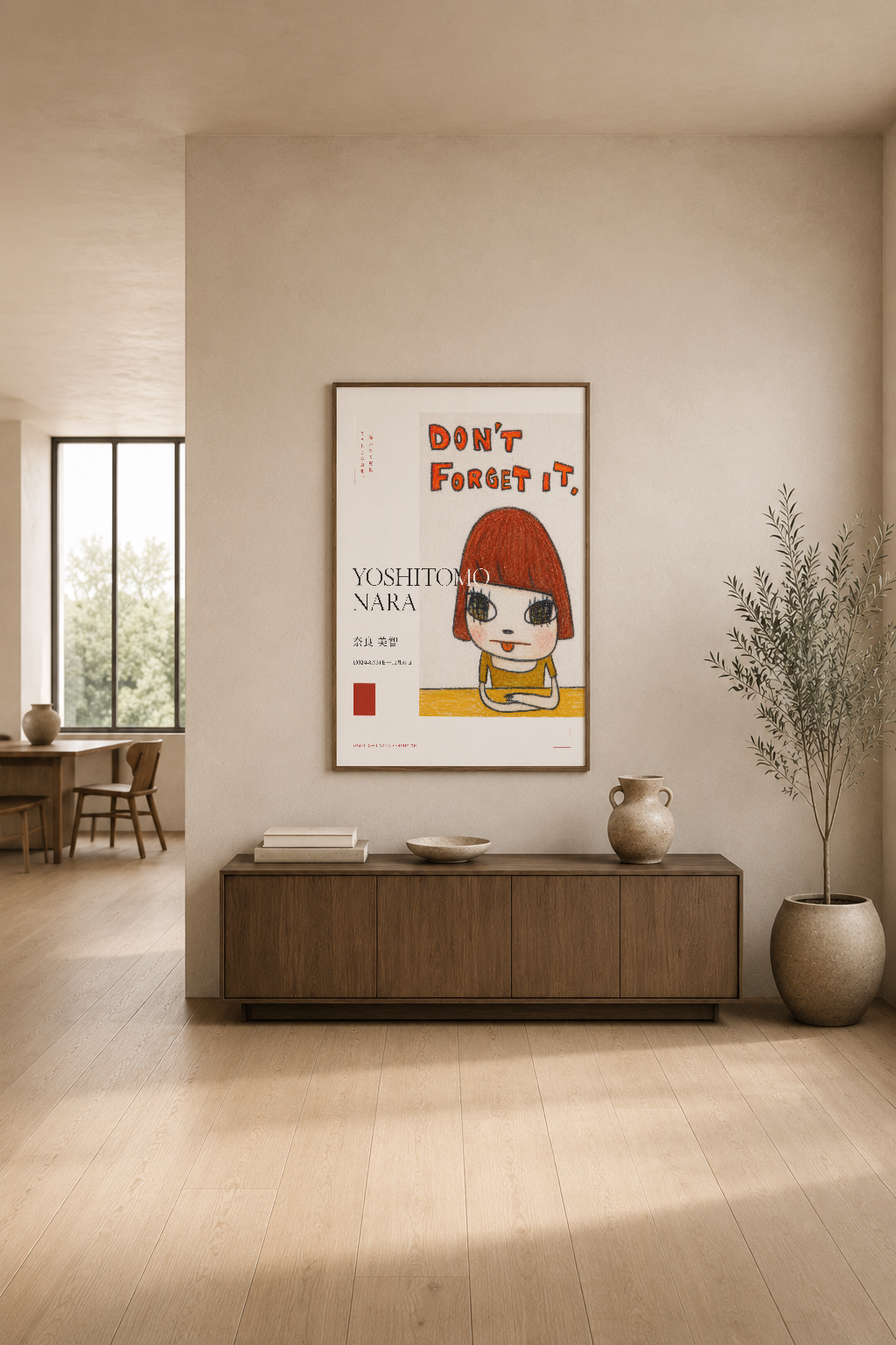 Yoshitomo Nara imzalı poster, modern oturma odasının ahşap konsolu üstünde sergilenmektedir.
