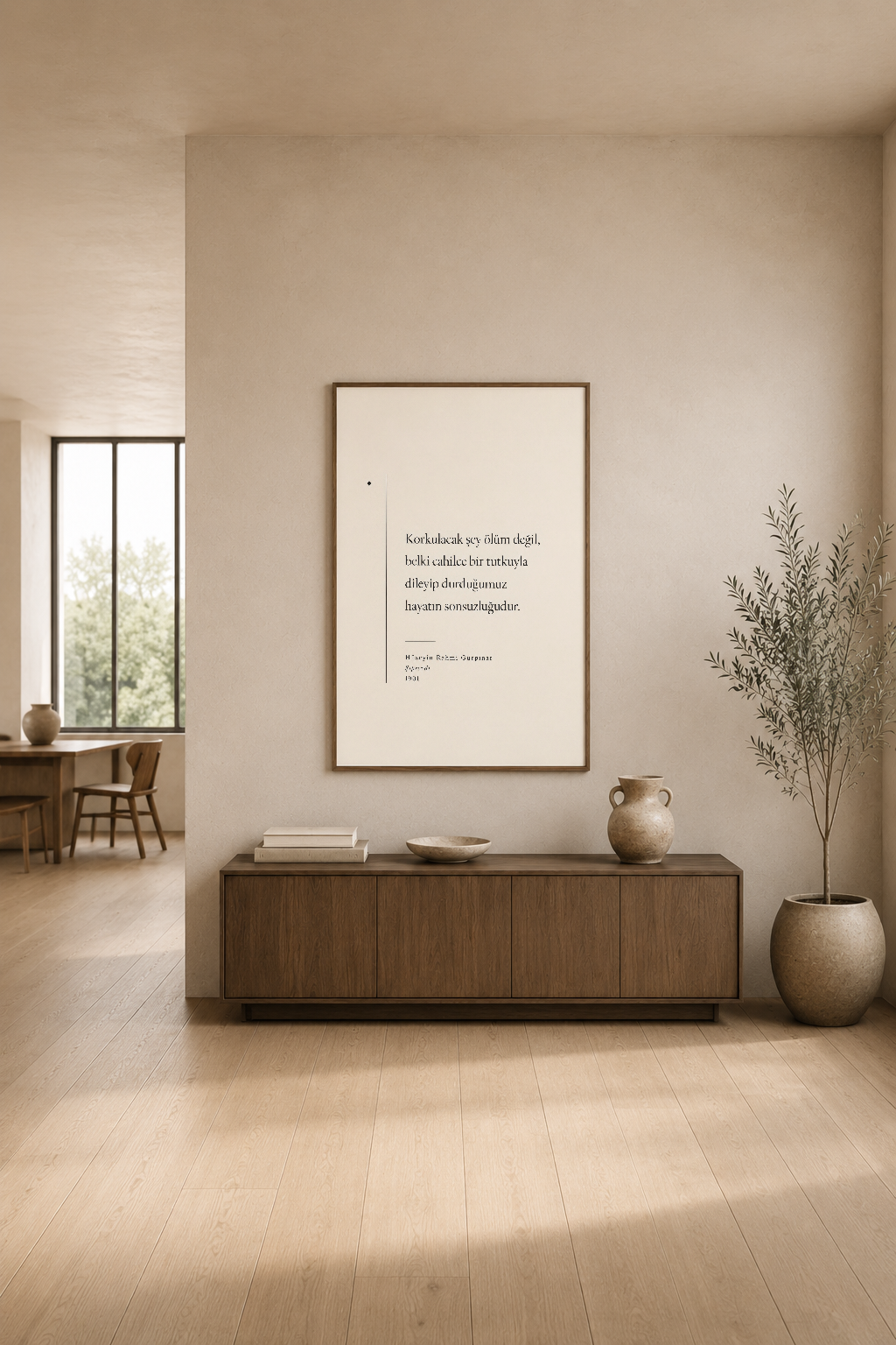 Türkçe alıntı baskılı beyaz poster, modern bir oturma odasında ahşap konsol üzerinde kuru çiçek ile dekore edilmiş.