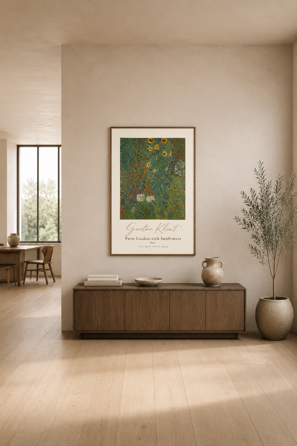 Klimt'in Ayçiçekli Çiftlik Bahçesi posteri, minimalist modern oturma odasında ahşap konsol üzerinde asılıyor.