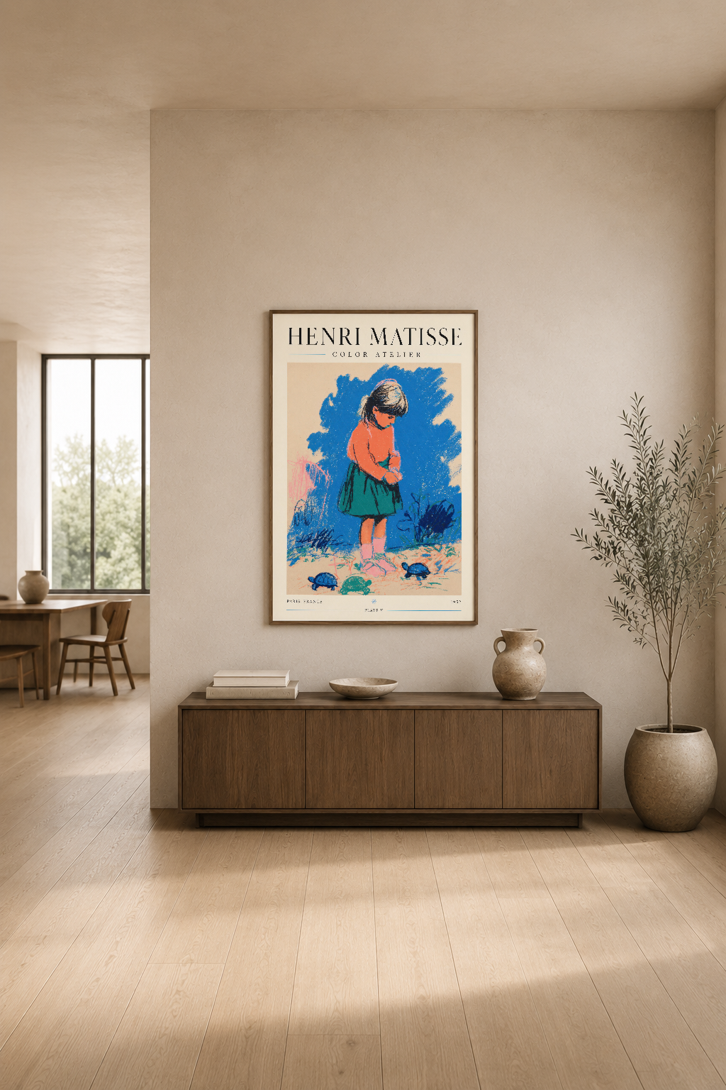 Henri Matisse Color Atelier posteri, ahşap mobilyalı modern bir oturma odasının duvarını dekoratif canlılıkla süsleyen