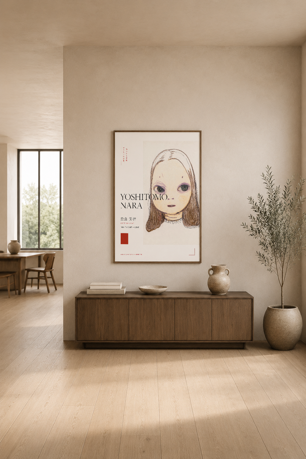 Yoshitomo Nara sanat tablosu, beige duvarda, modern ahşap konsolun üstünde, doğal ışınlarla vurgulanmış.