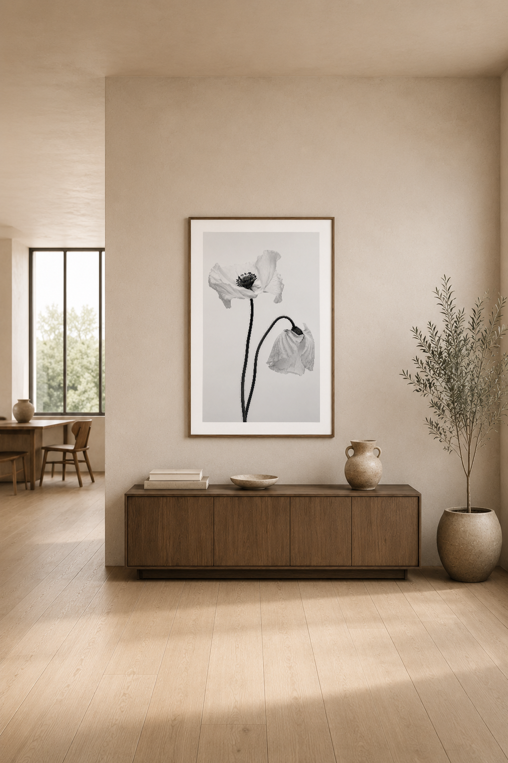 Krem tonlu modern oturma odasında beyaz çerçeli haşhaş çiçeği posteri, ceviz renginde konsolun üstünde.
